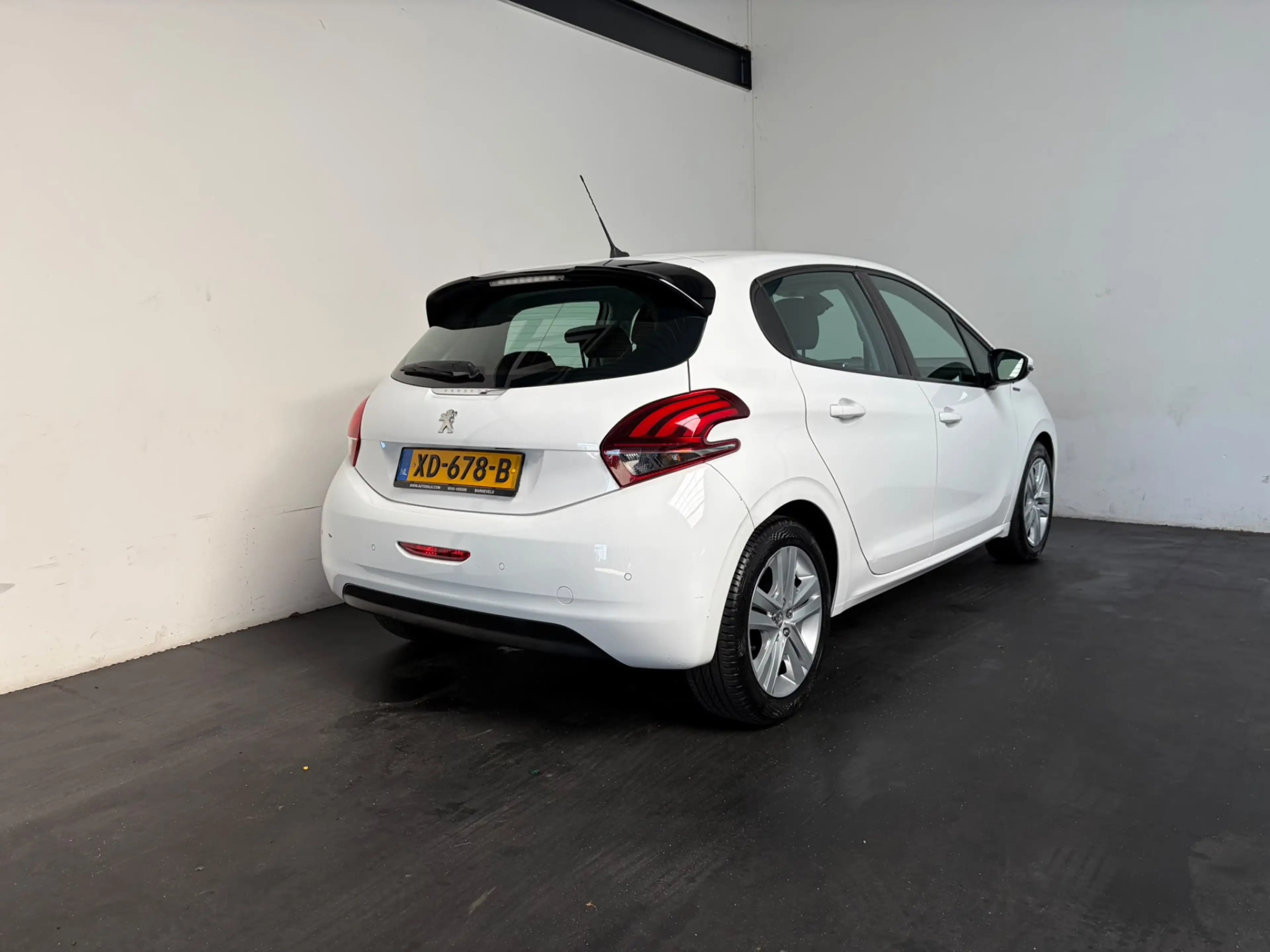 Peugeot 208 1.2 PureTech Signature — photo 2