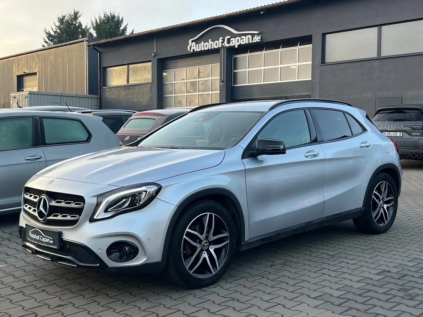 Mercedes-Benz GLA 200 GLA 200/Automatik/2.Ha/360Kamera/AHK/SHZ/Navi/ZV Grau - 1