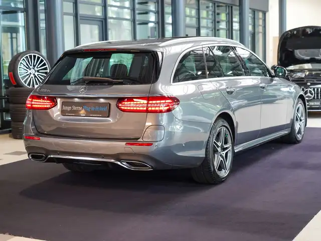 Mercedes-Benz E-Class view 3