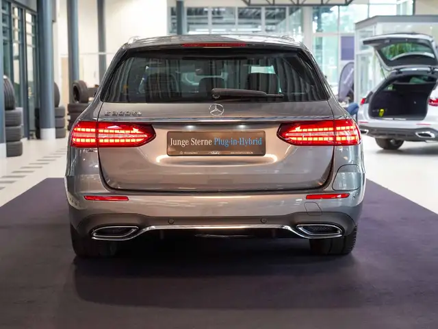 Mercedes-Benz E-Class view 4