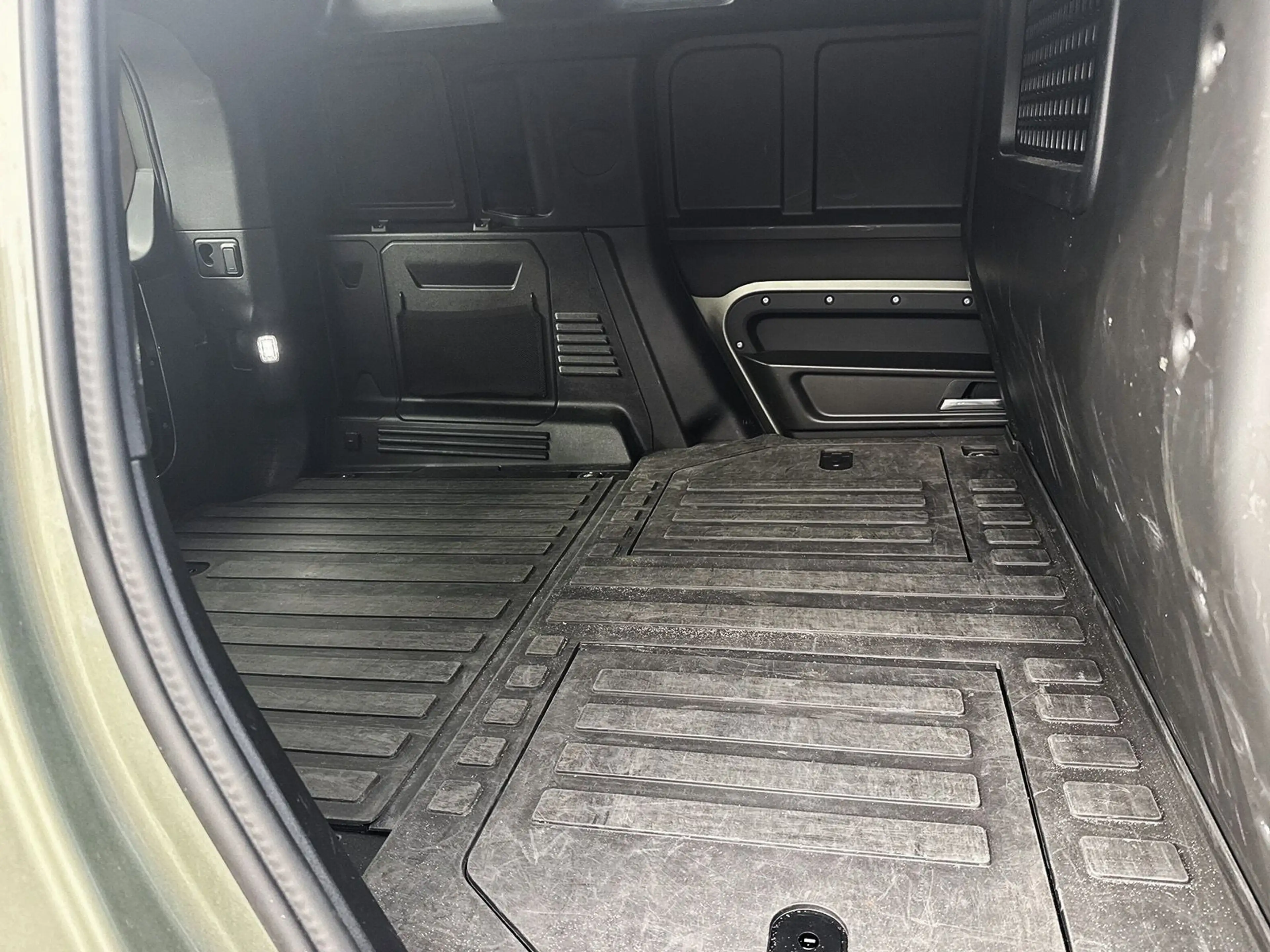 Land Rover Defender 110 D250 AWD Hard Top S / Winter Paket — photo 5
