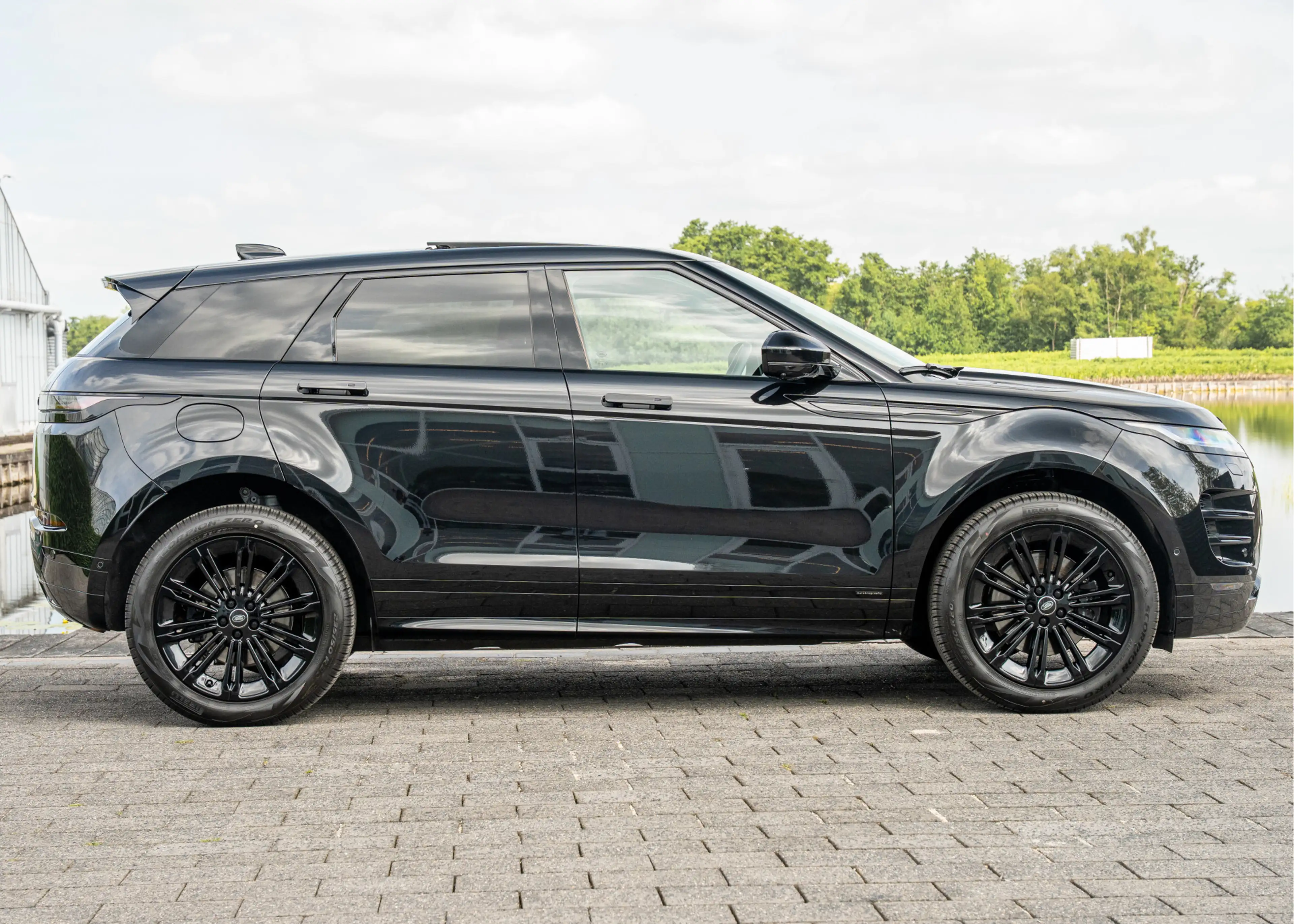 Land Rover Range Rover Evoque P270e Autobiography | Santorini Black - Cloud lede — photo 7