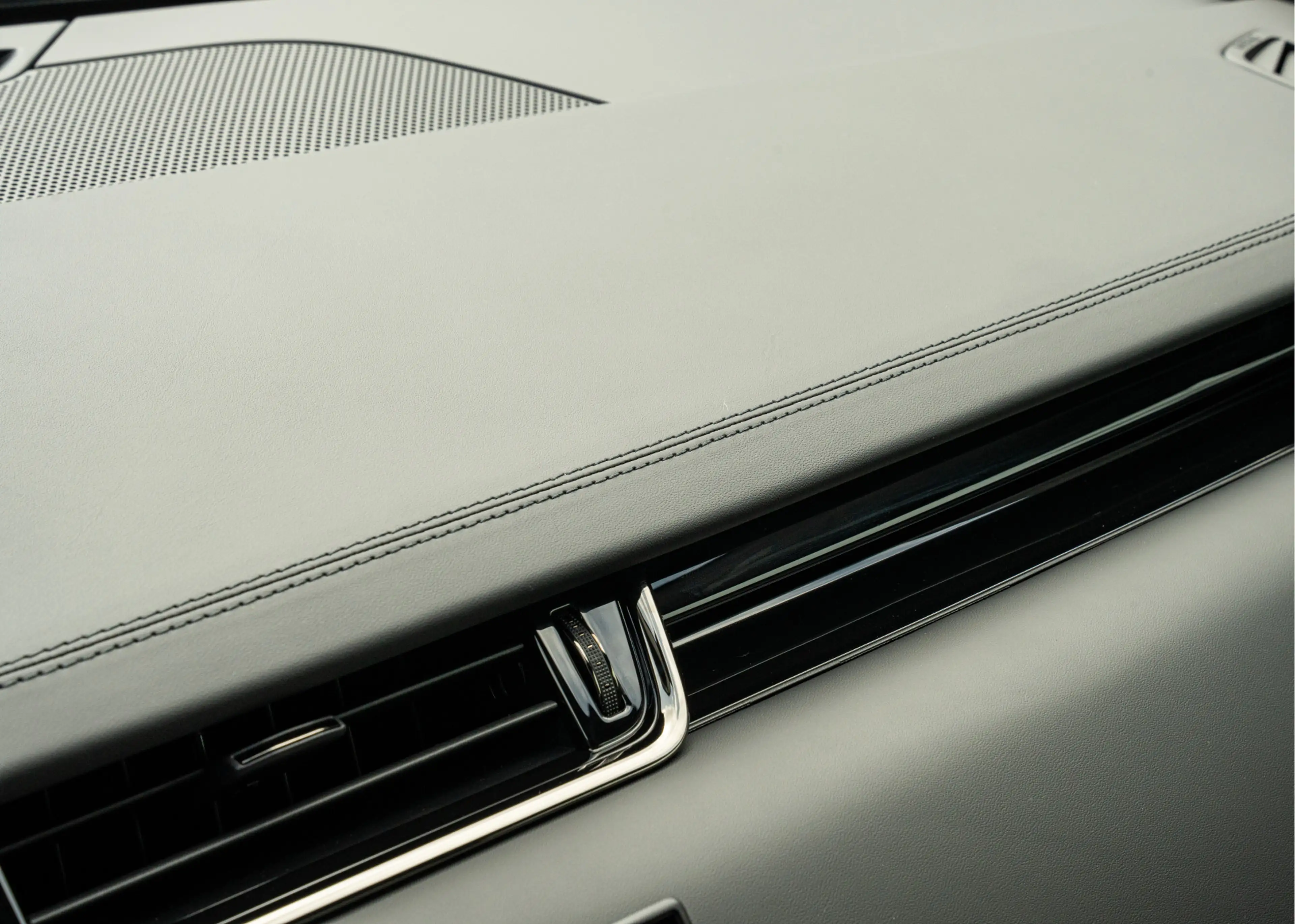 Land Rover Range Rover Evoque P270e Autobiography | Santorini Black - Cloud lede — photo 11