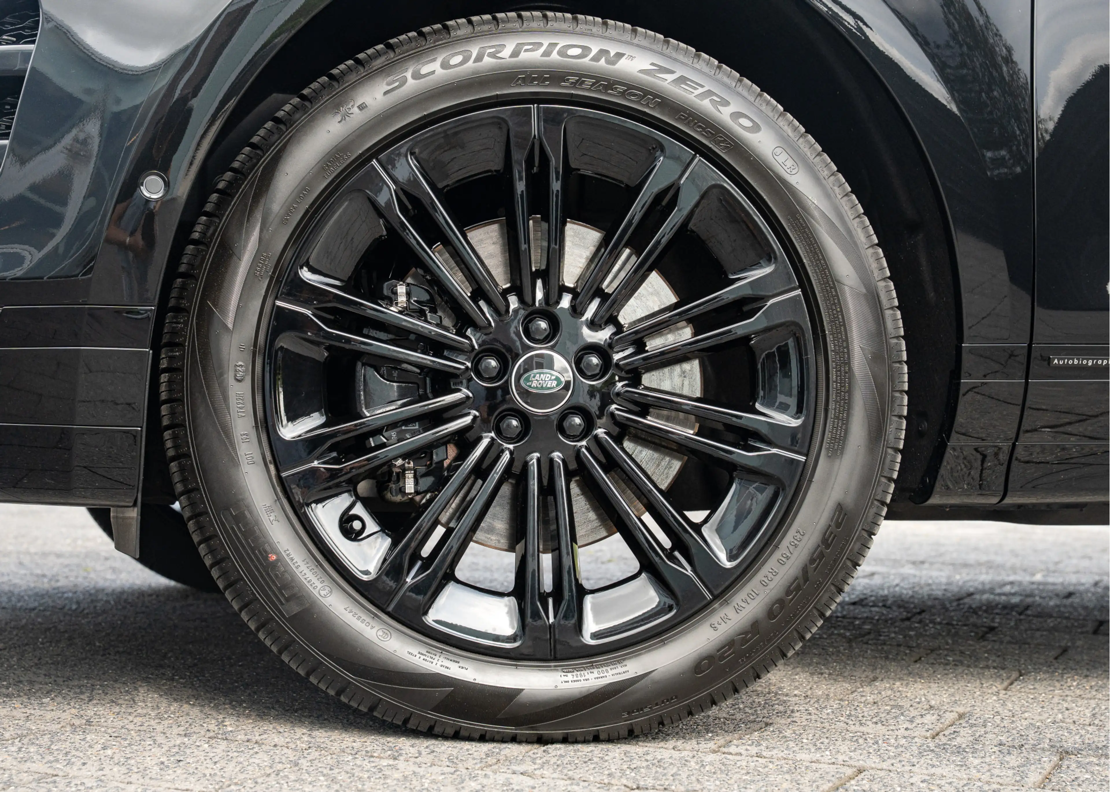 Land Rover Range Rover Evoque P270e Autobiography | Santorini Black - Cloud lede — photo 5
