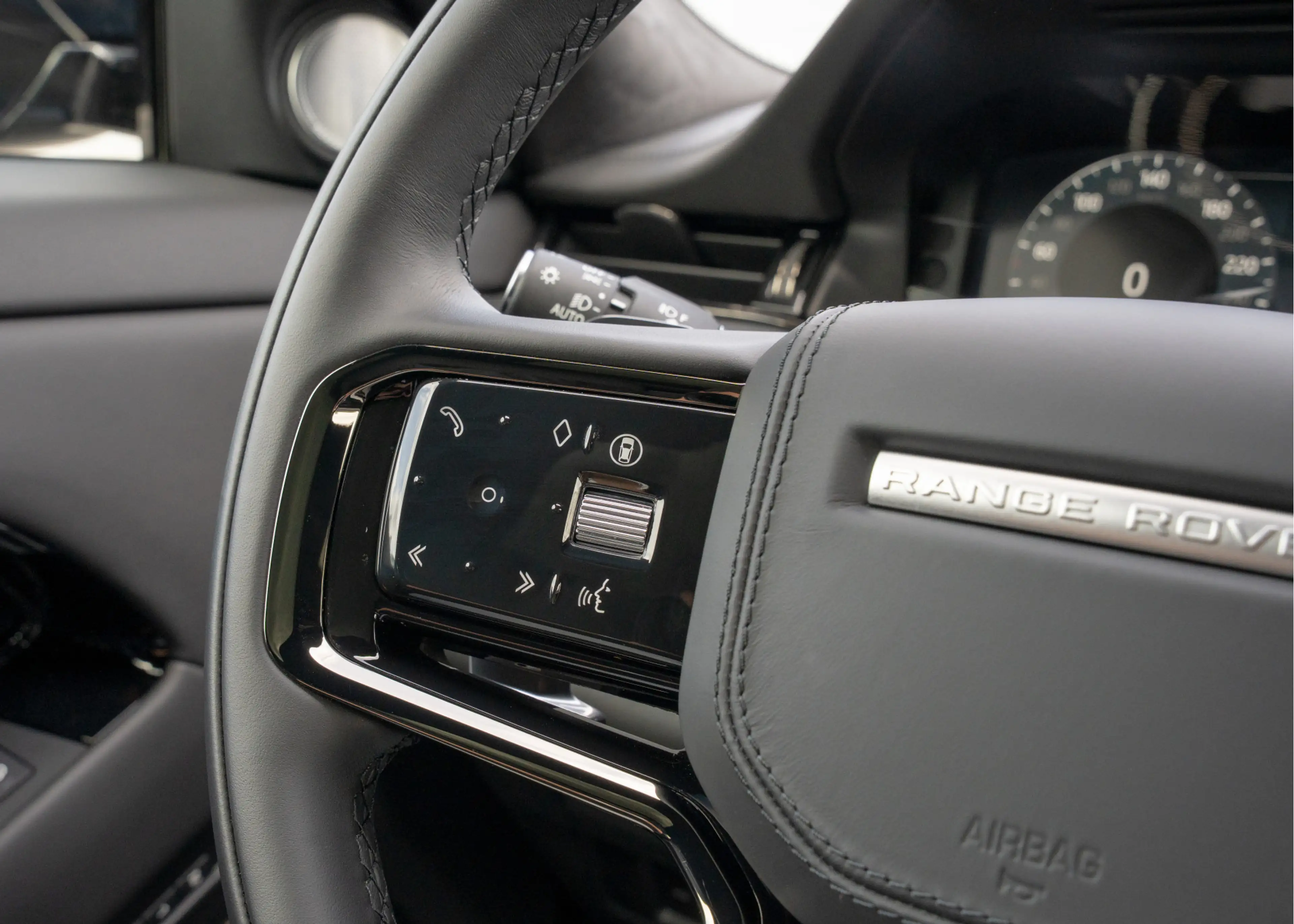 Land Rover Range Rover Evoque P270e Autobiography | Santorini Black - Cloud lede — photo 14