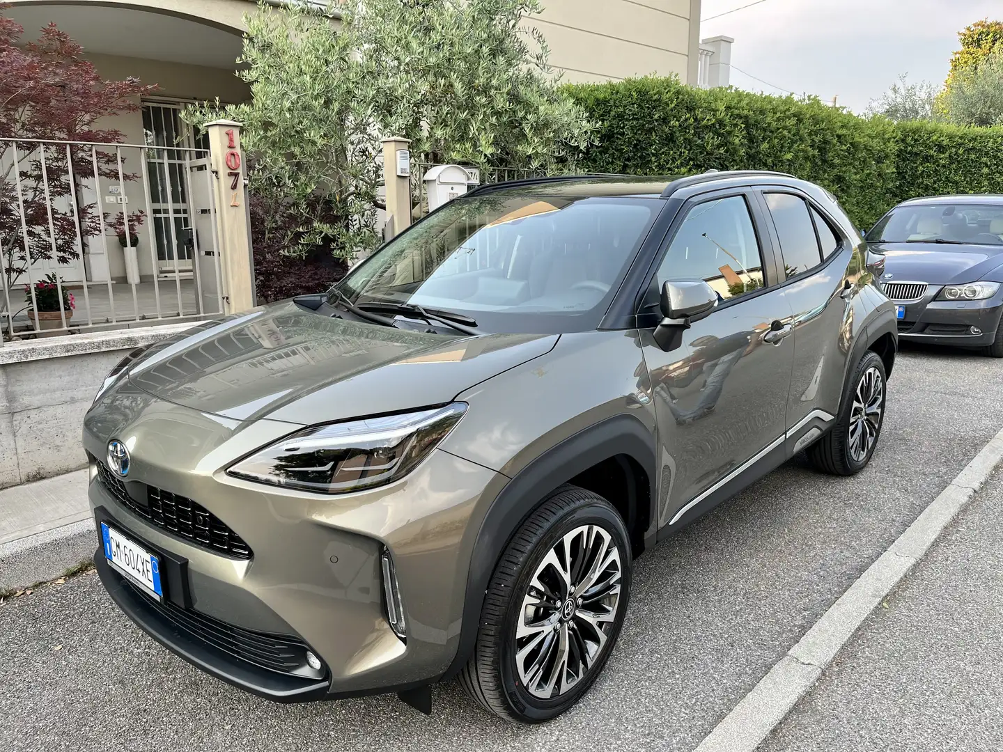 Toyota Yaris Cross 1.5 Hibryd 5p. E-CVT AWD-i LOUNGE Luxury Chrome Bronzo - 1