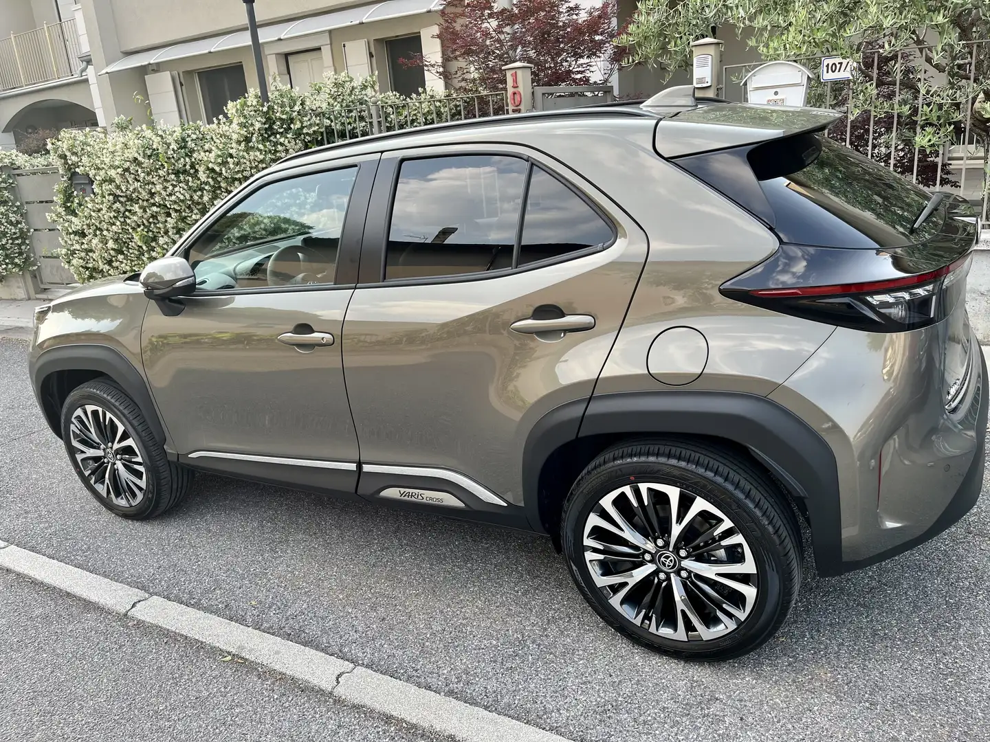 Toyota Yaris Cross 1.5 Hibryd 5p. E-CVT AWD-i LOUNGE Luxury Chrome Bronzo - 2