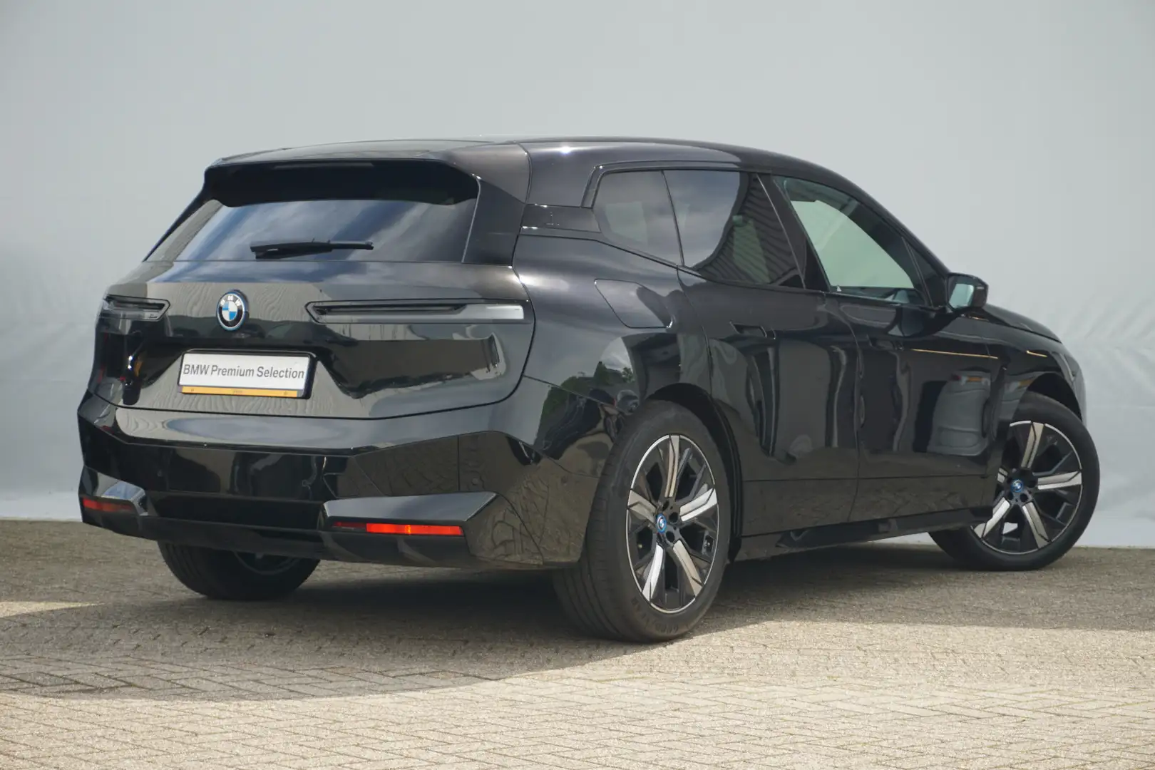 BMW iX xDrive40 High Executive Sportpakket 22'' / Harman Zwart - 2