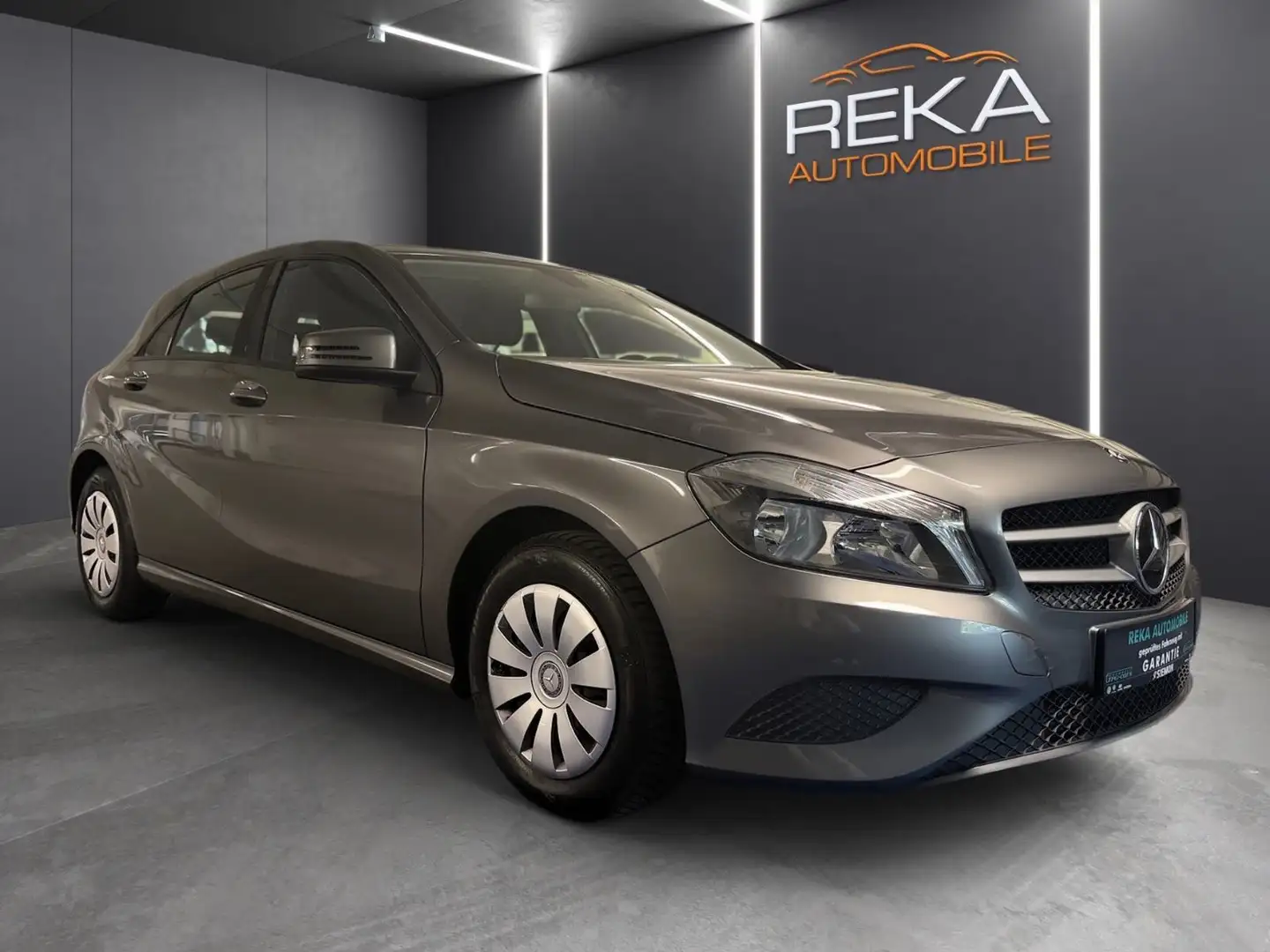Mercedes-Benz A 180 A -Klasse A 180 BlueEfficiency Gris - 1