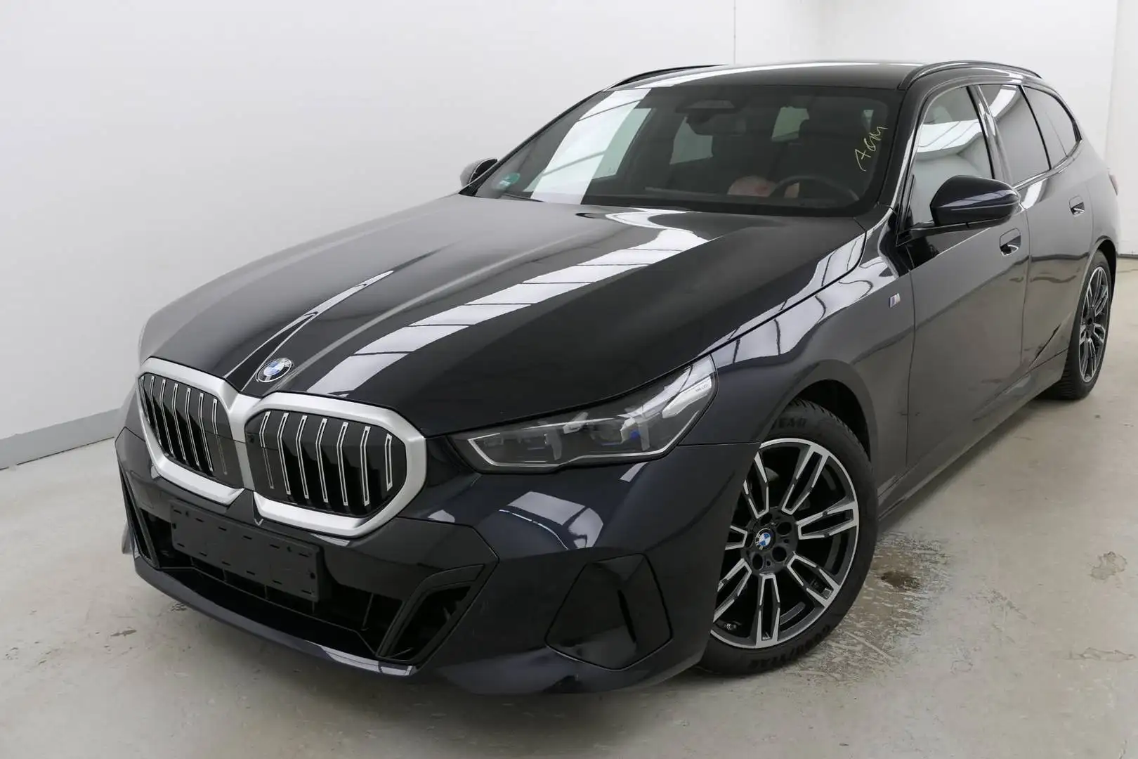 BMW 520 d xDrive Touring M Sportpaket Standhzg. AHK Schwarz - 2