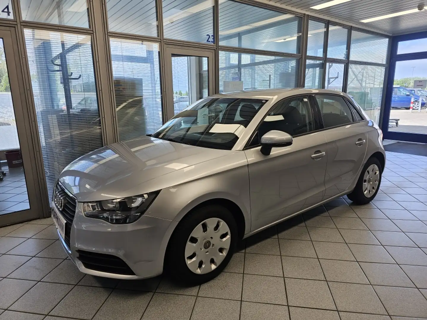 Audi A1 Ambition Klimaanlage,PDC,BT, Plateado - 2