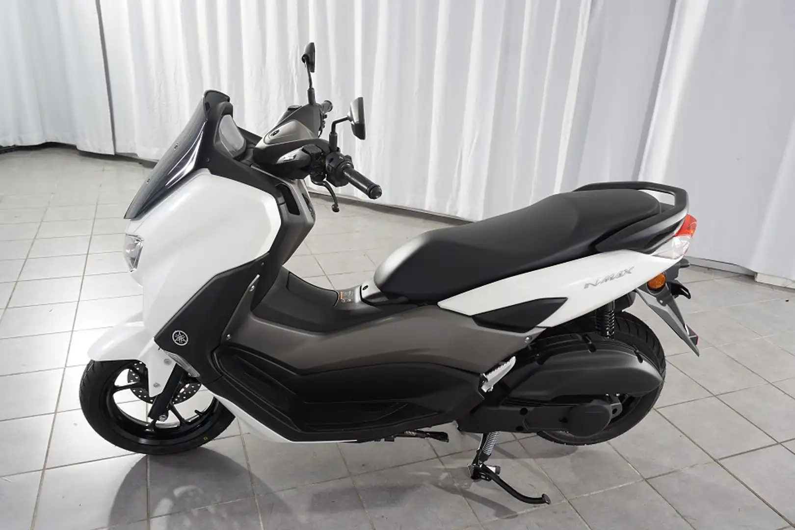 Yamaha NMAX x ABS 2023 Nmax Führerscheinaktion Bílá - 2