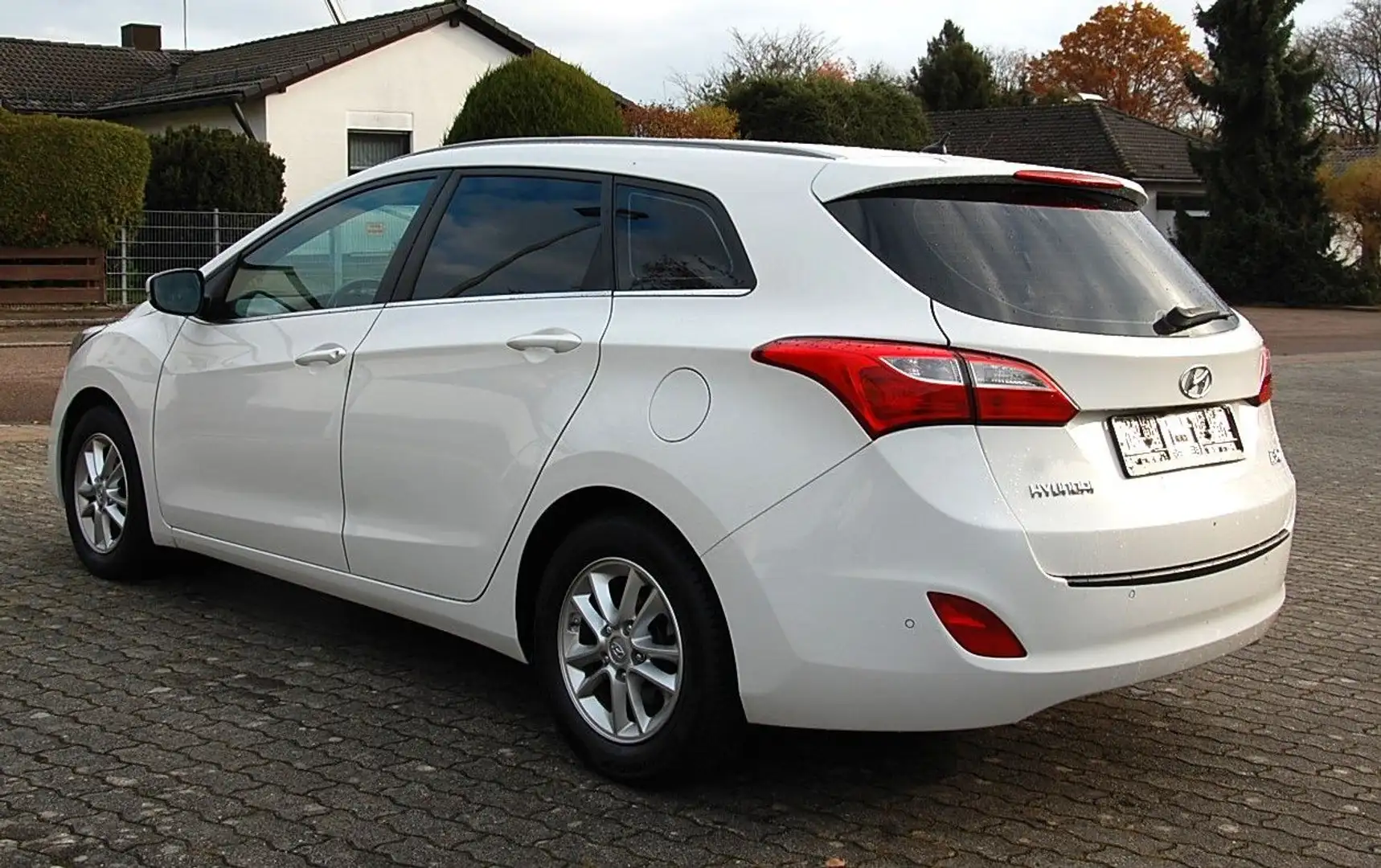 Hyundai i30 CW 1.6 GDI Trend Weiß - 2
