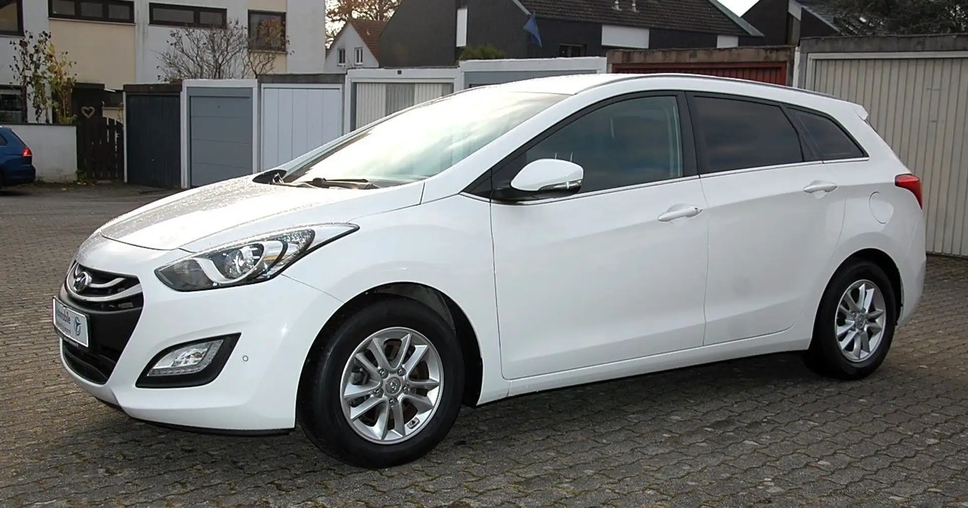 Hyundai i30 CW 1.6 GDI Trend Weiß - 1