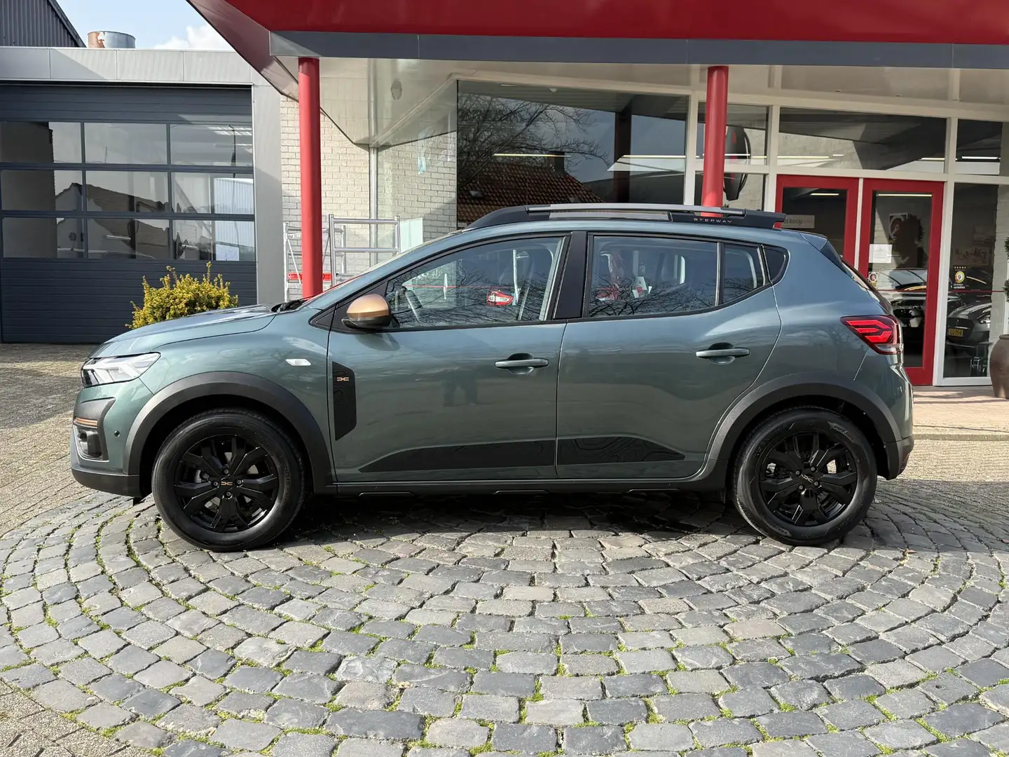 Dacia Sandero Stepway 1.0 TCe 90 Extreme | 1e eige. | Trekhaak | Grün - 2