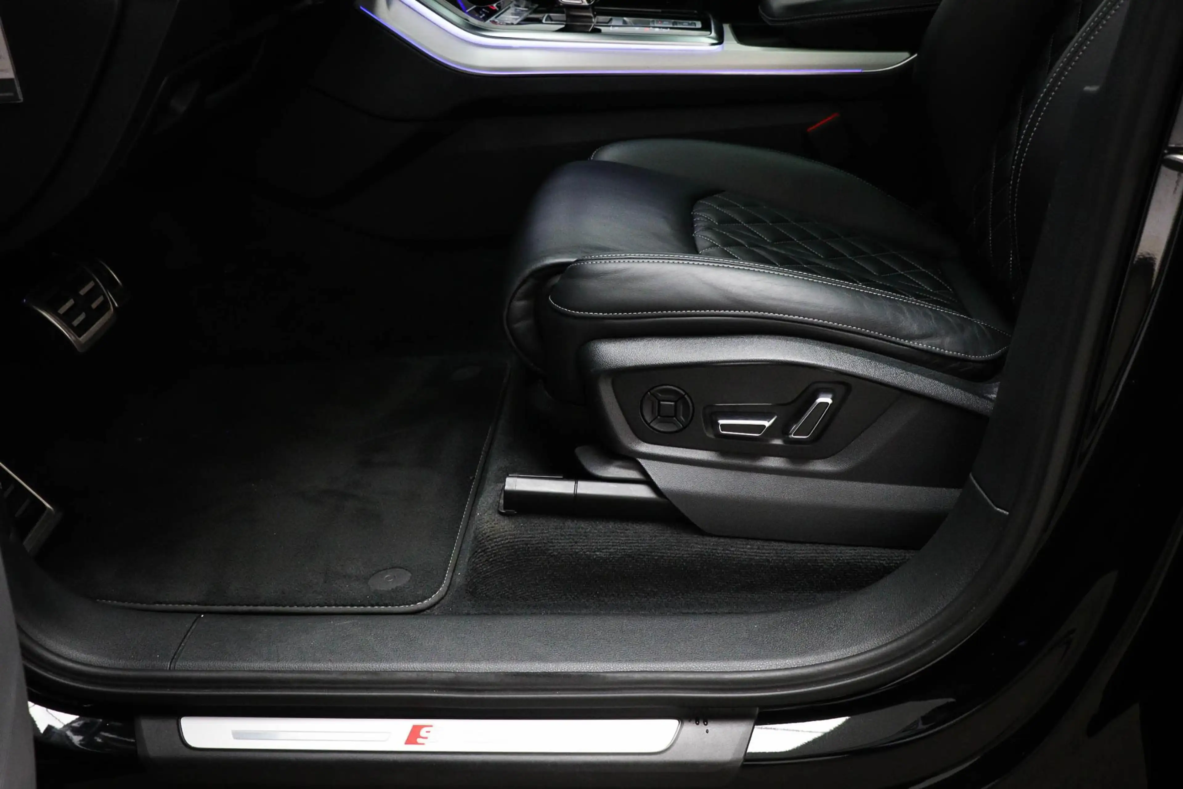 Audi Q7 4.0 TFSI SQ7 quattro 7p | PANORAMDAK | LEDER | STO — photo 30