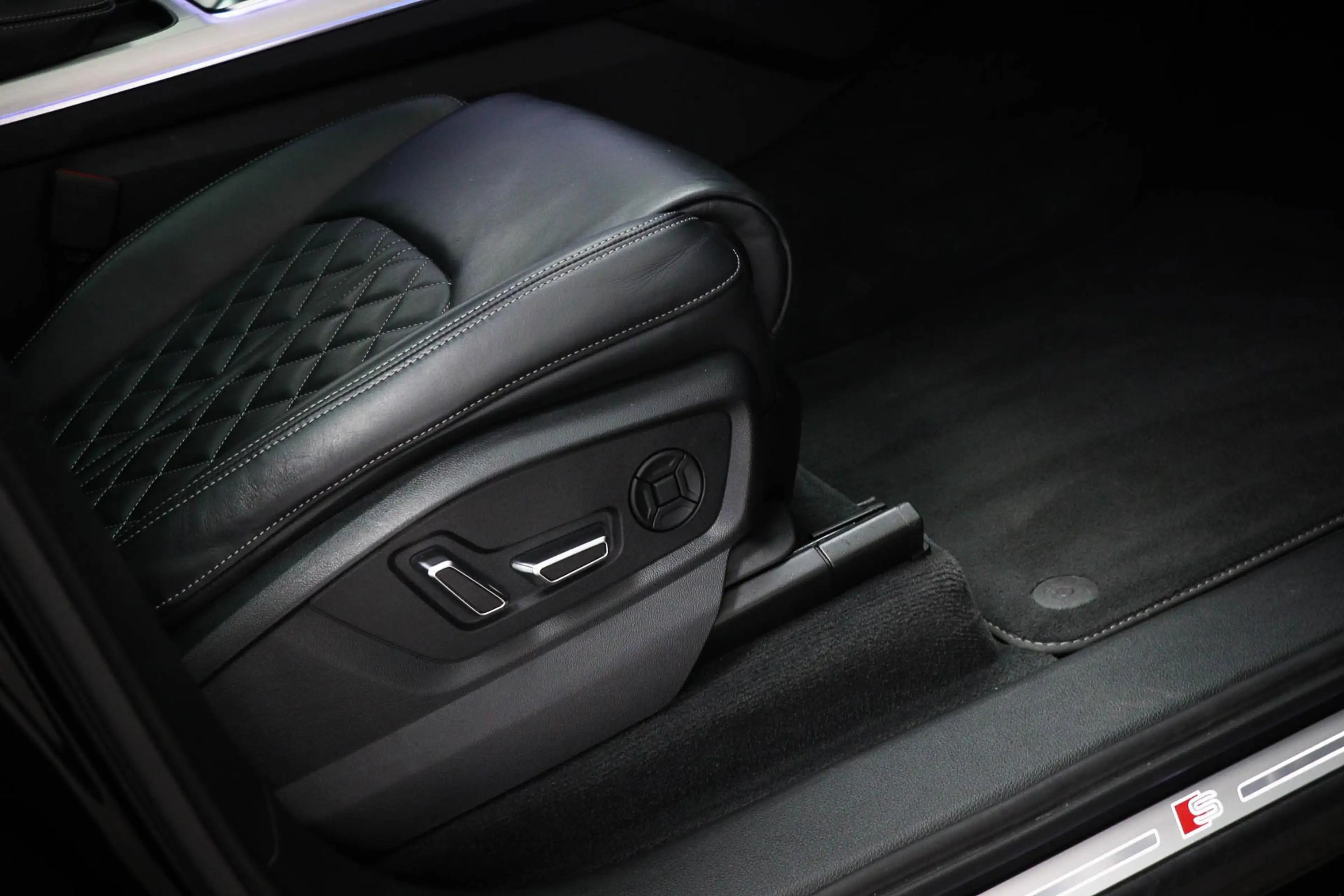 Audi Q7 4.0 TFSI SQ7 quattro 7p | PANORAMDAK | LEDER | STO — photo 11