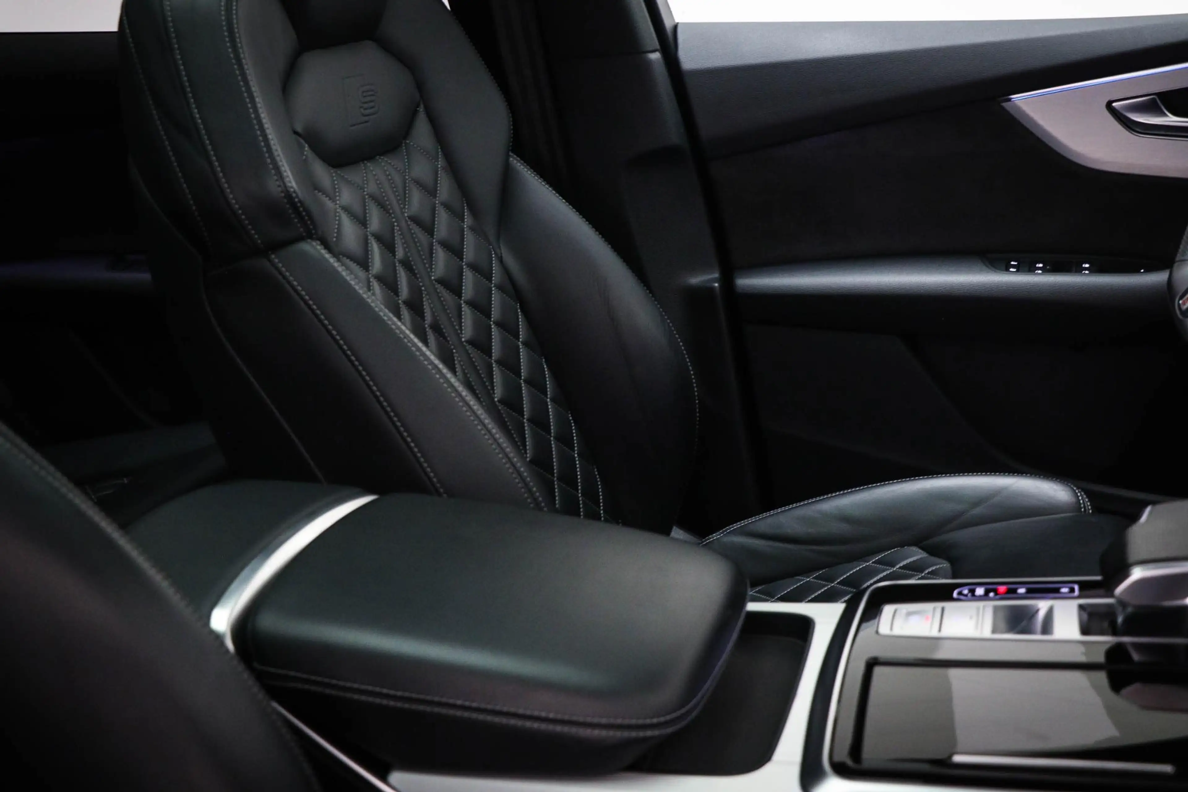 Audi Q7 4.0 TFSI SQ7 quattro 7p | PANORAMDAK | LEDER | STO — photo 10