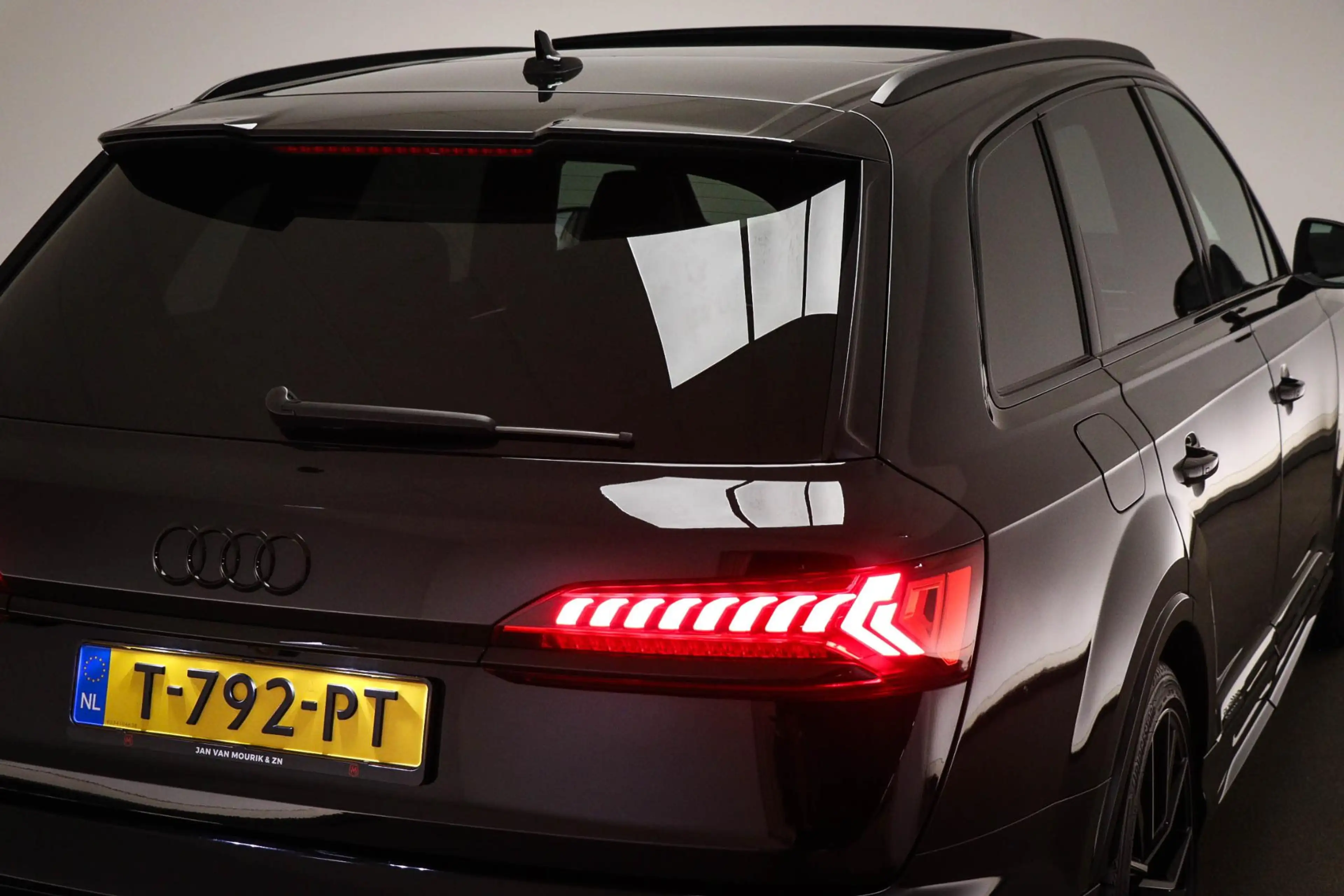Audi Q7 4.0 TFSI SQ7 quattro 7p | PANORAMDAK | LEDER | STO — photo 24