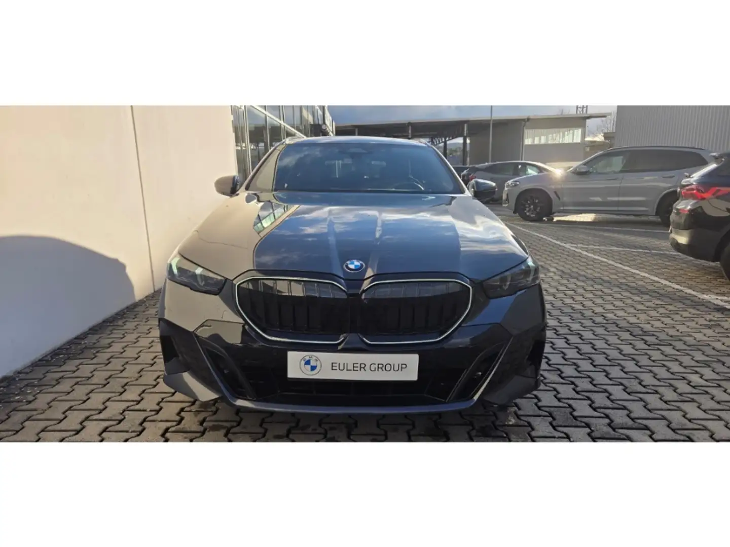 BMW 520 iA M-Sport Pro Touring AHK B&W PANO LkHz Grau - 2