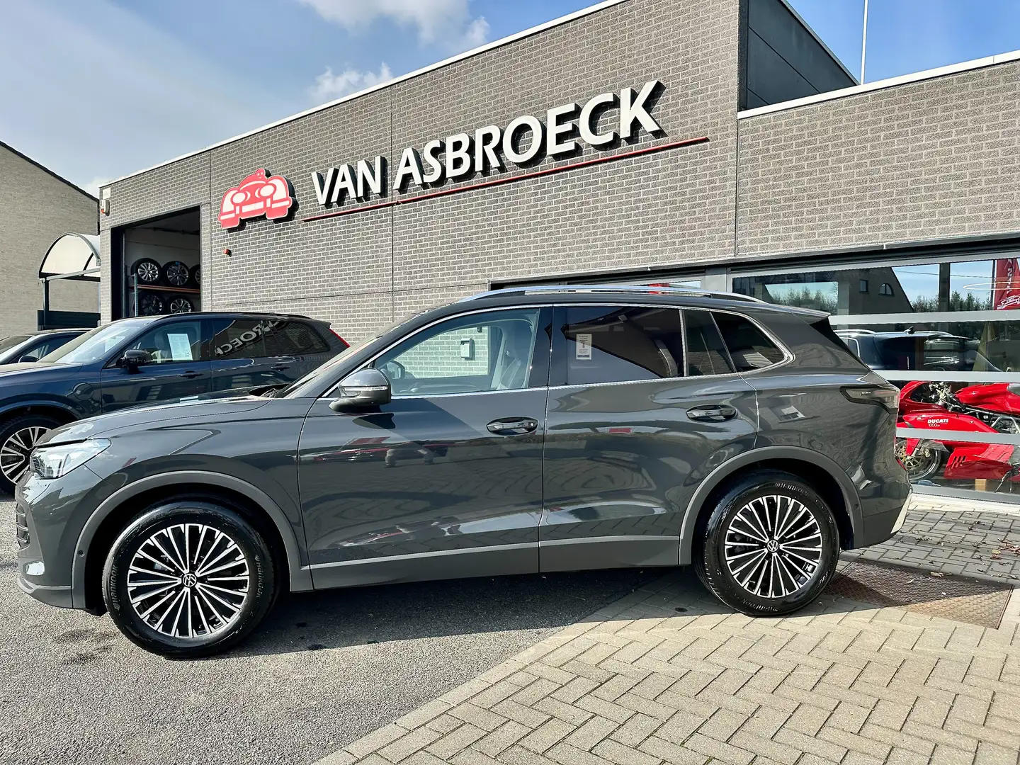 Volkswagen Tiguan 1.5 eTSI DSG Elegance Hybrid*360Cam*Matrix Led*GPS Gris - 2