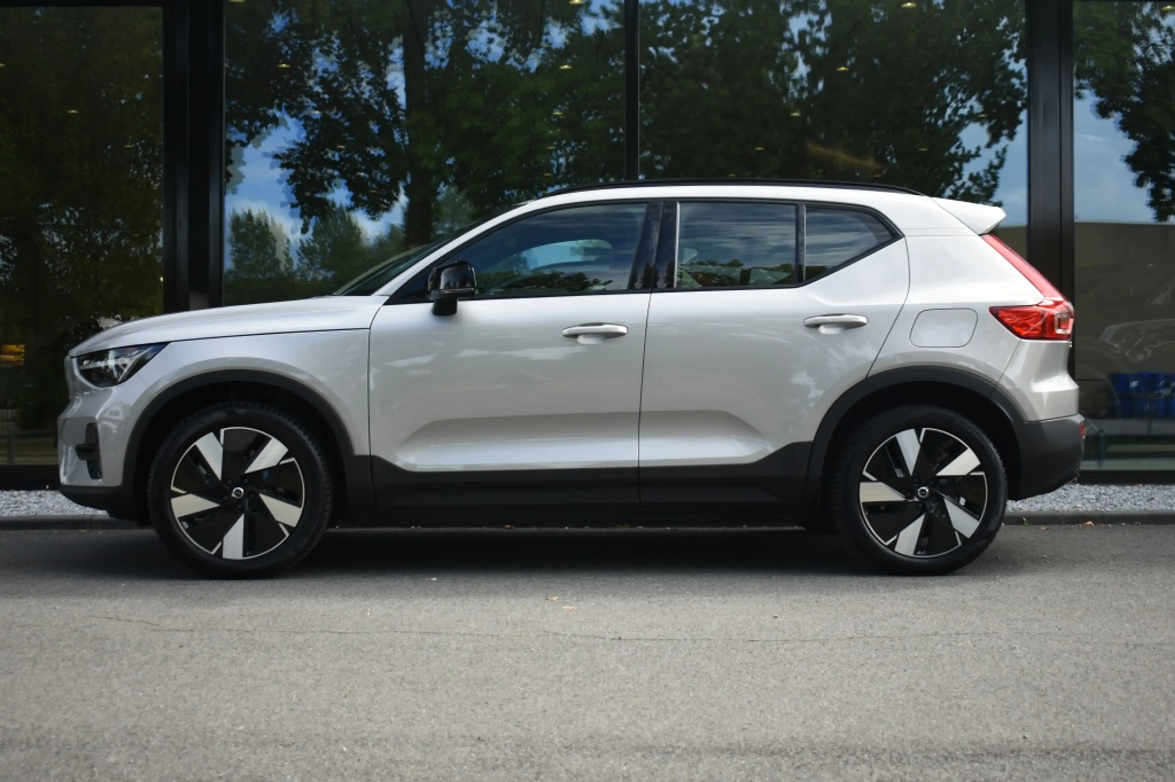 Volvo EX40 Extended Range Plus 252Pk/82kWh | Trekhaak | Clima — photo 4