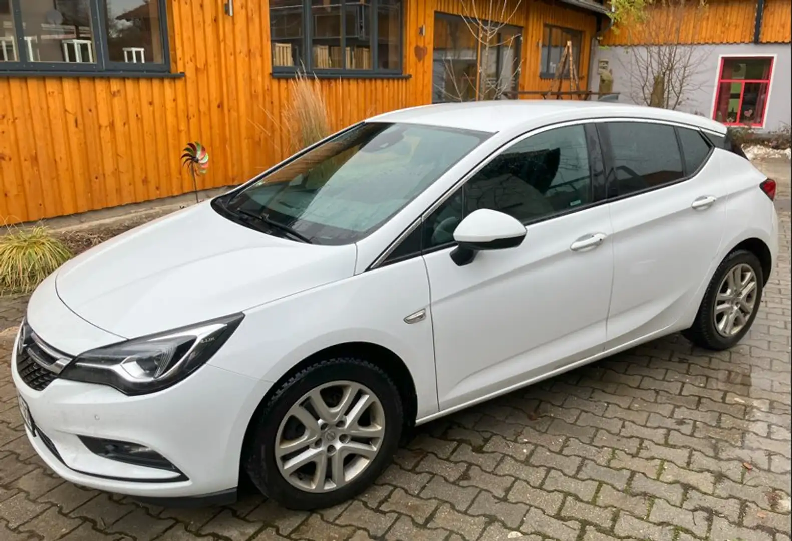 Opel Astra Astra 1.6 D (CDTI) Sports Tourer Dynamic Bílá - 1