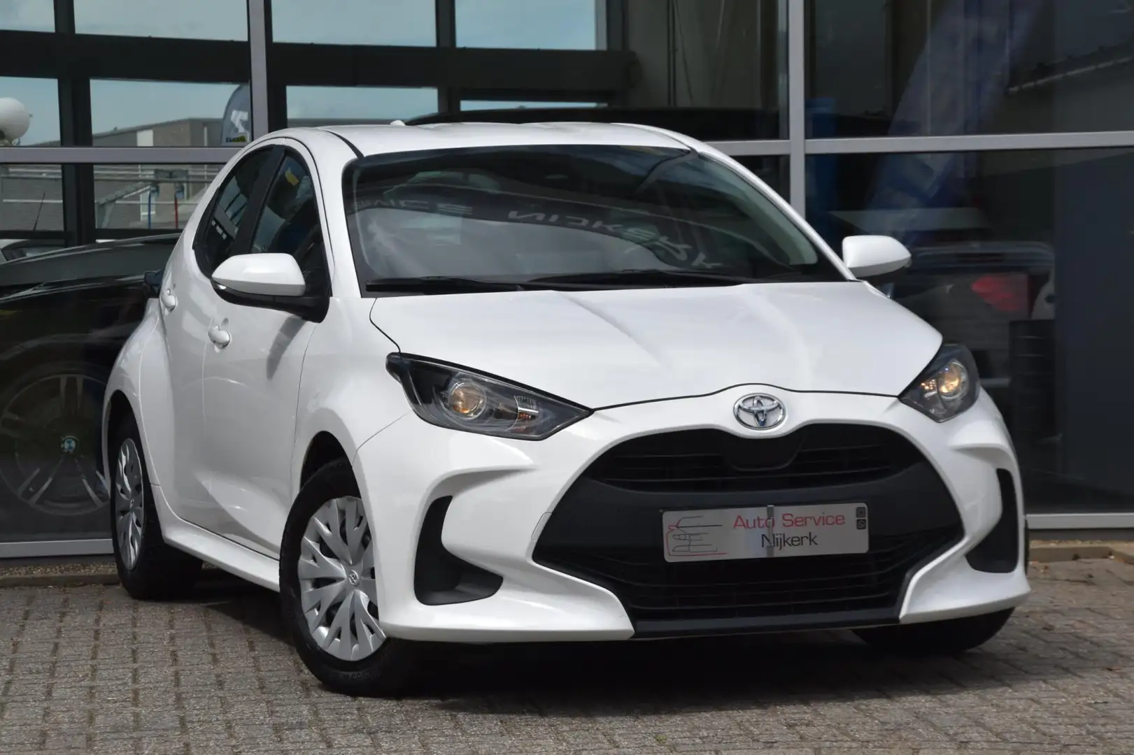Toyota Yaris 1.0 VVT-i Active Airco 5Drs. Elek. Ramen BJ.M.2023 Wit - 1