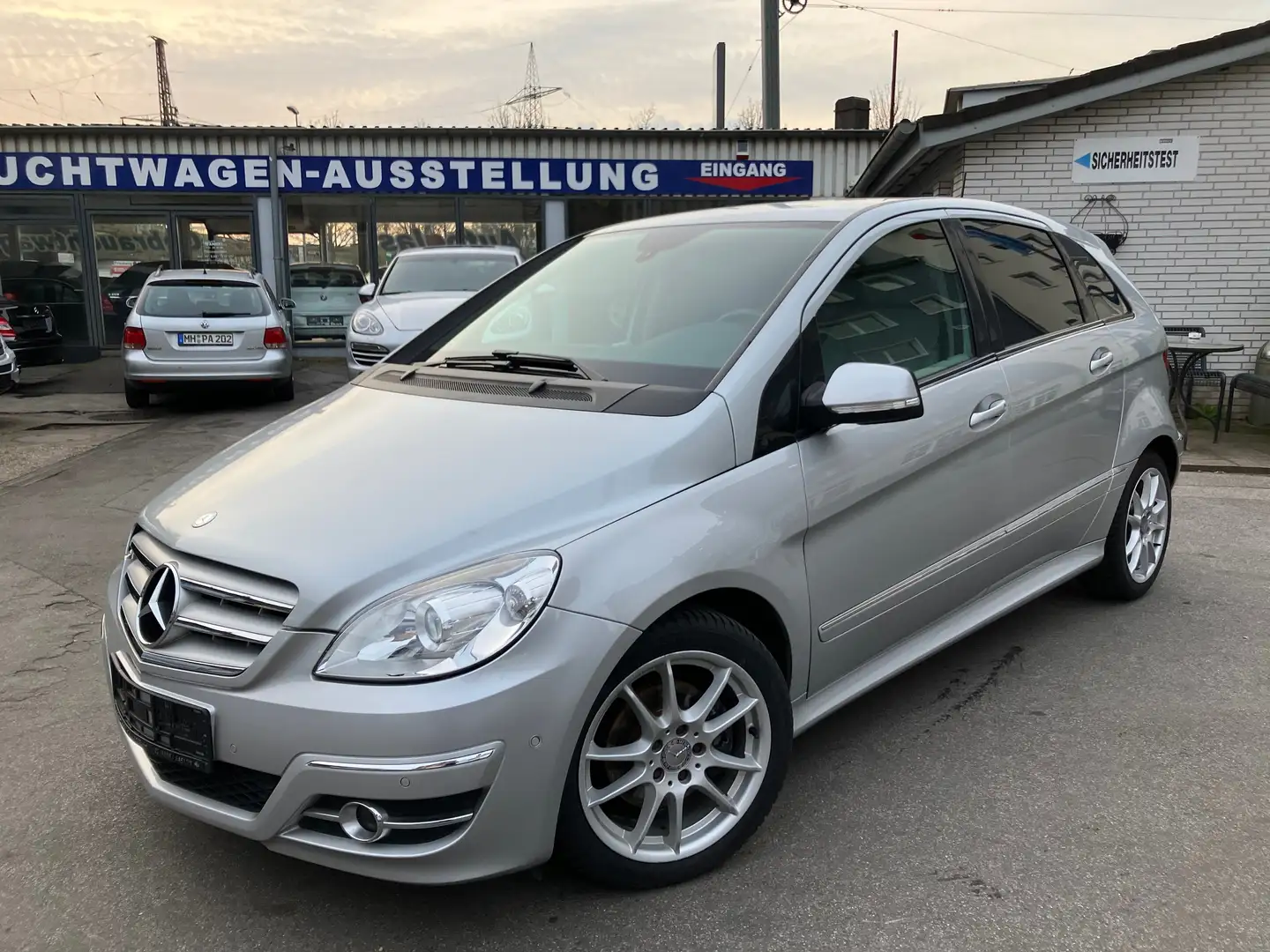 Mercedes-Benz B 200 Automatik, Leder, Navi, PDC vorne und hinten Silber - 1