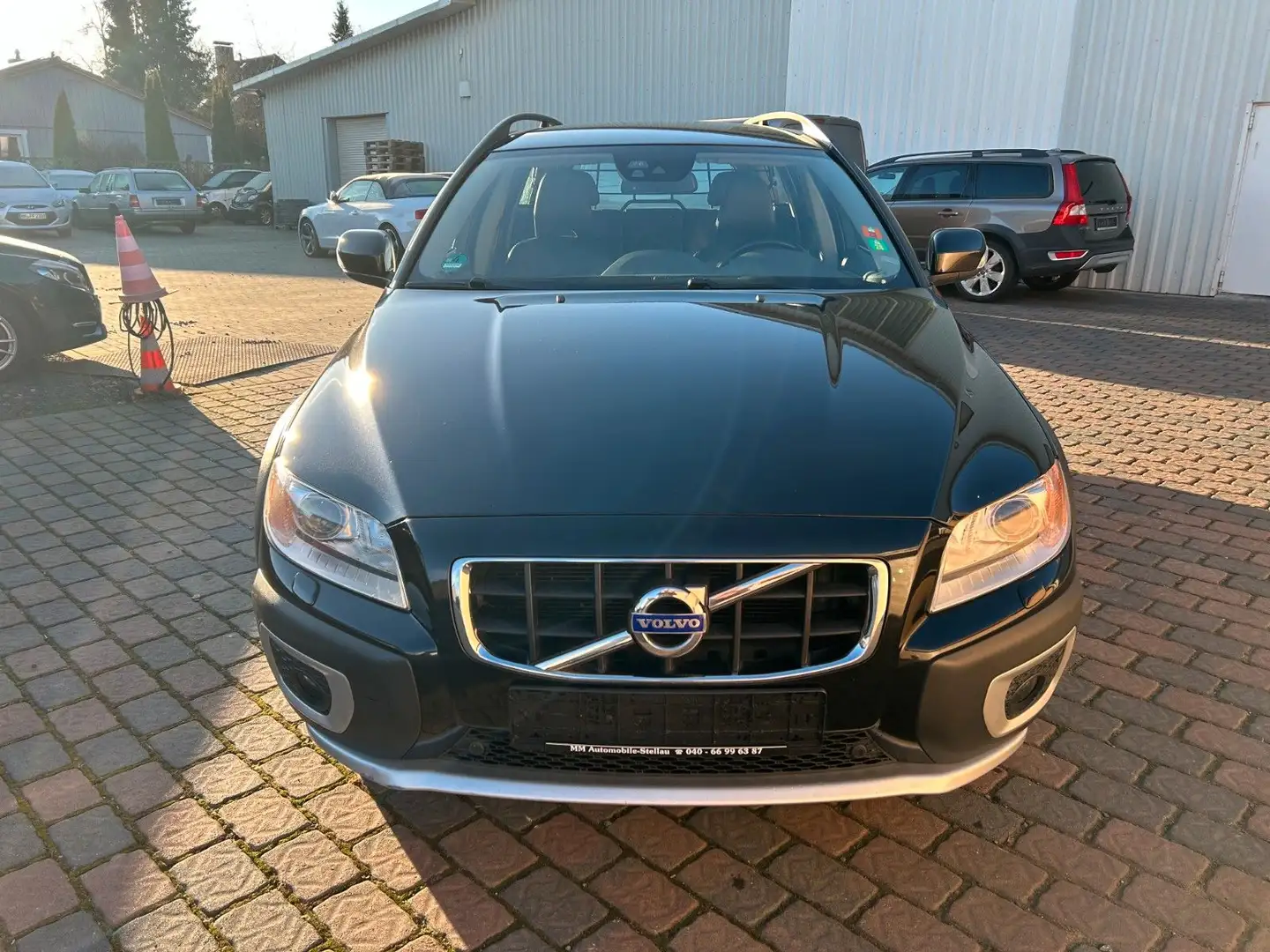 Volvo XC70 D5 Momentum AWD 1.Hand, NAVI,Leder Schwarz - 2