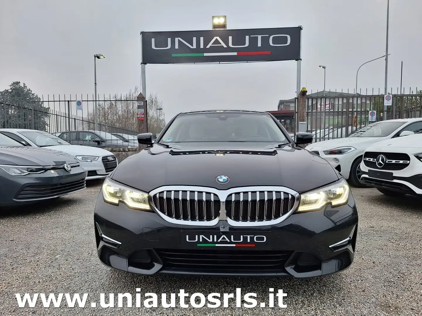 BMW 318 318d Luxury LINE Zwart - 1