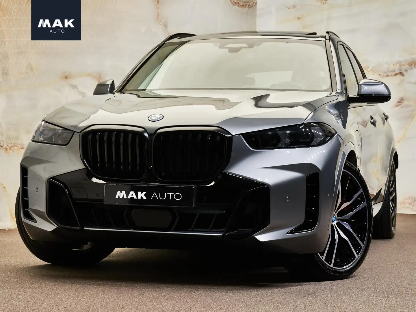 BMW X5 xDrive50e M Sport Pro, M Stoelen, Sky Lounge Pano, Gris - 2