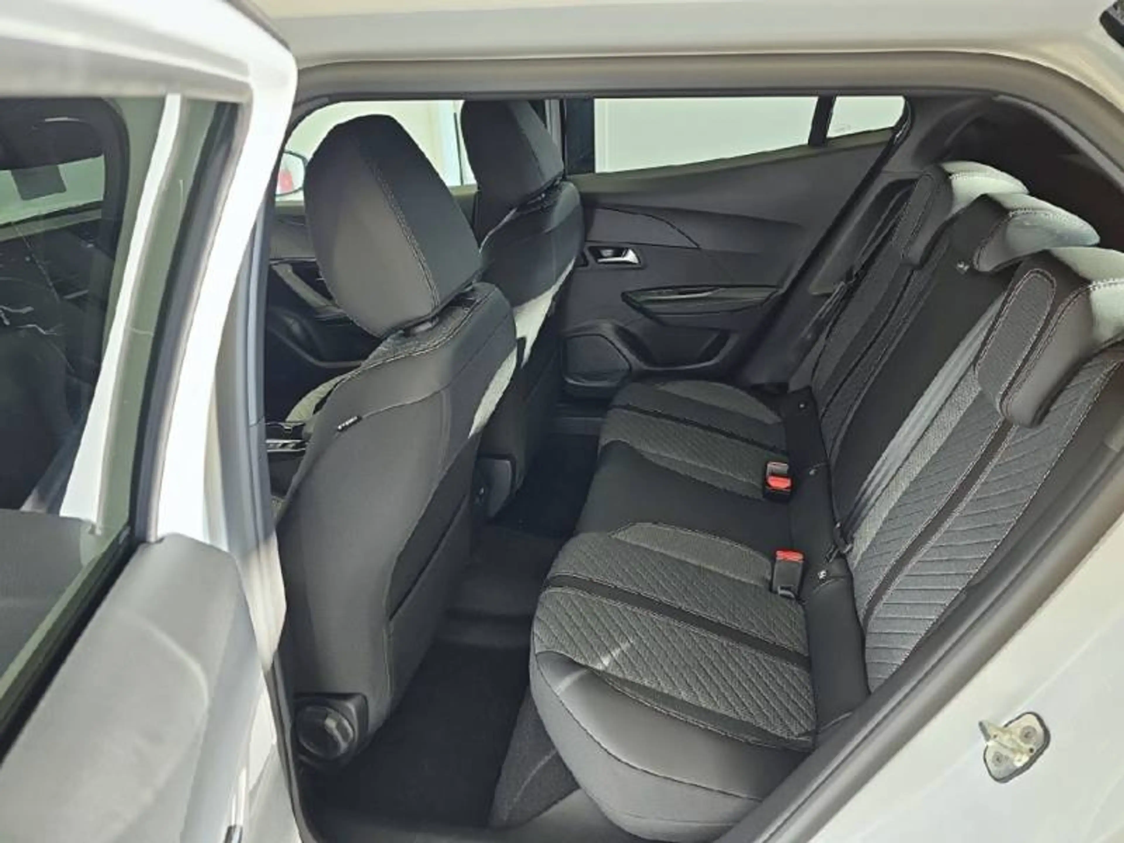 Peugeot 2008 2 1.2 HYBRID 145 e-DSC6 Allure — photo 10