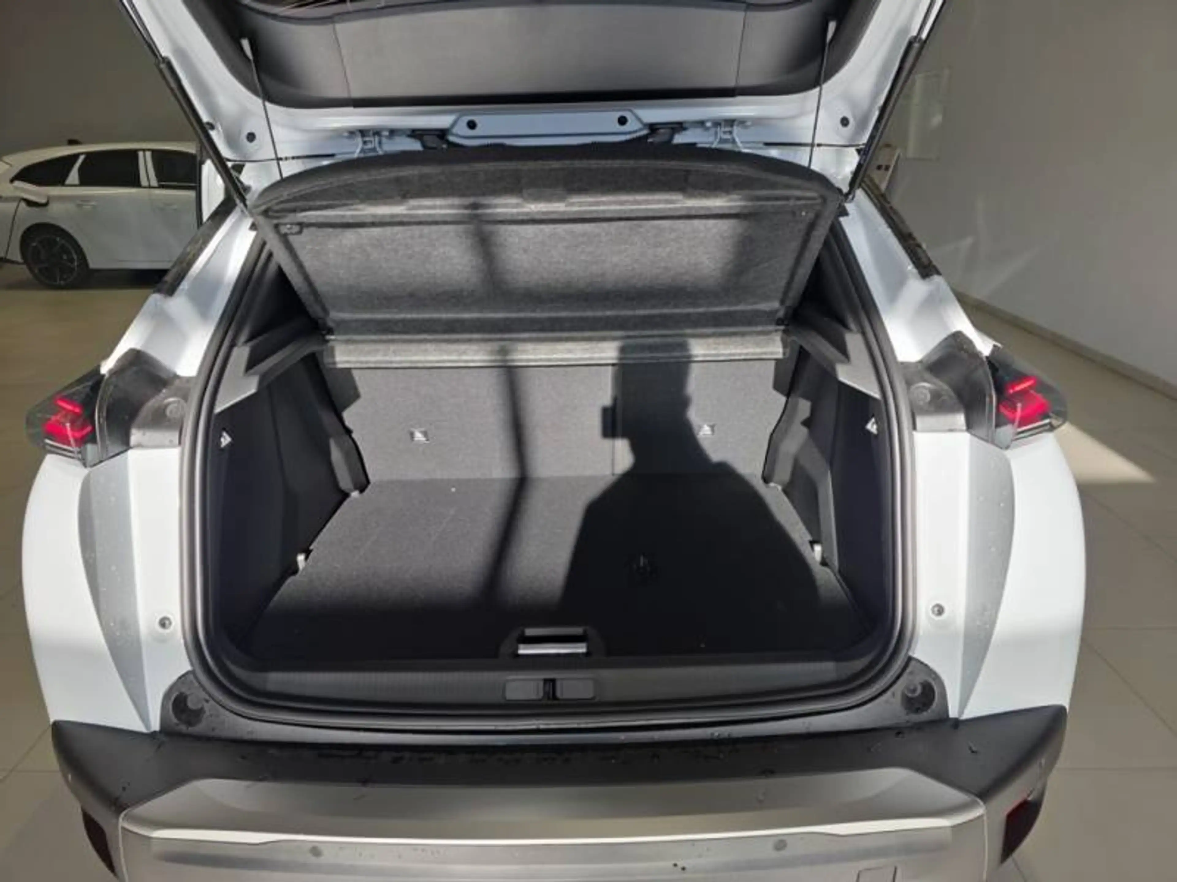 Peugeot 2008 2 1.2 HYBRID 145 e-DSC6 Allure — photo 6