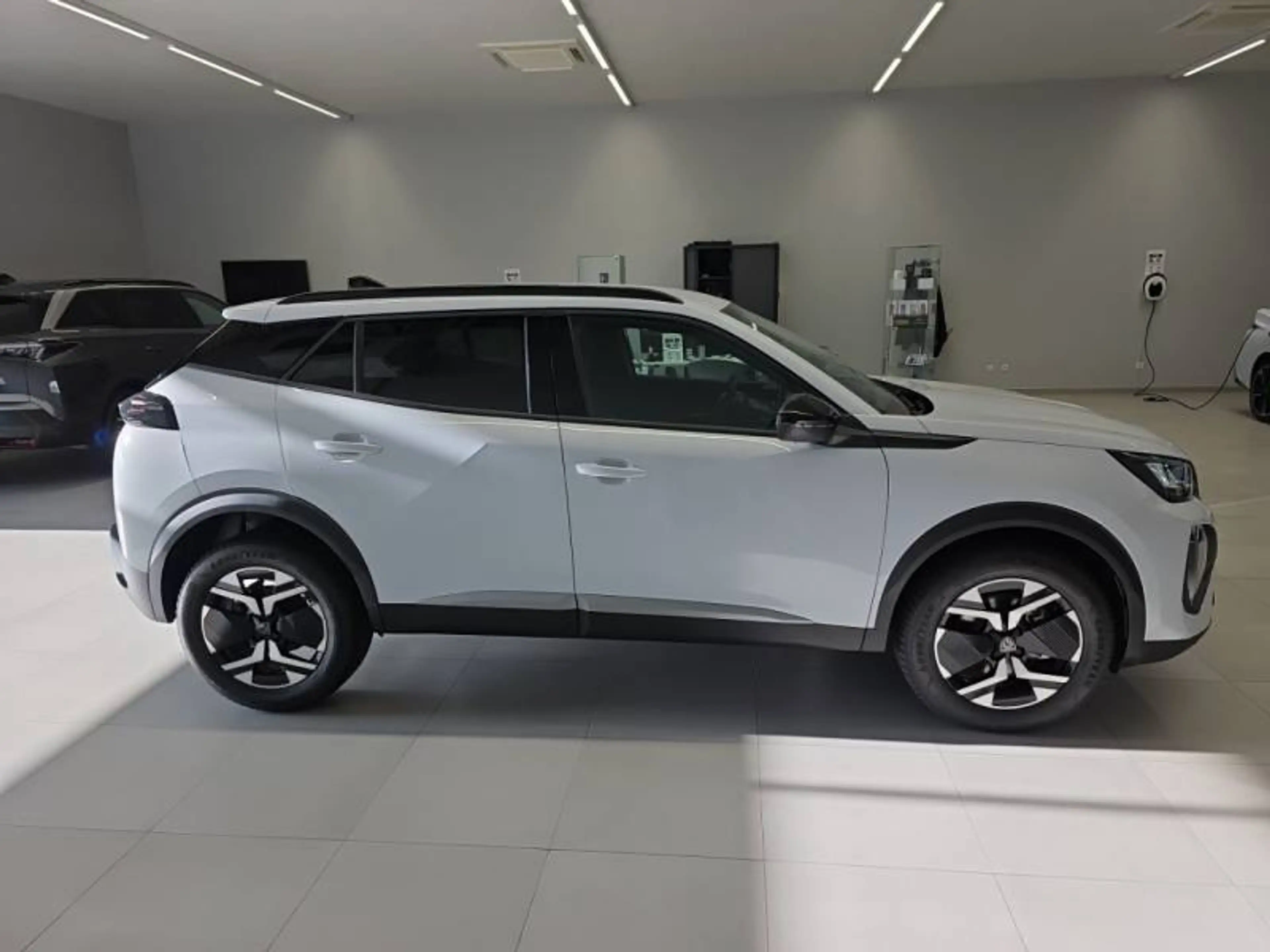 Peugeot 2008 2 1.2 HYBRID 145 e-DSC6 Allure — photo 4