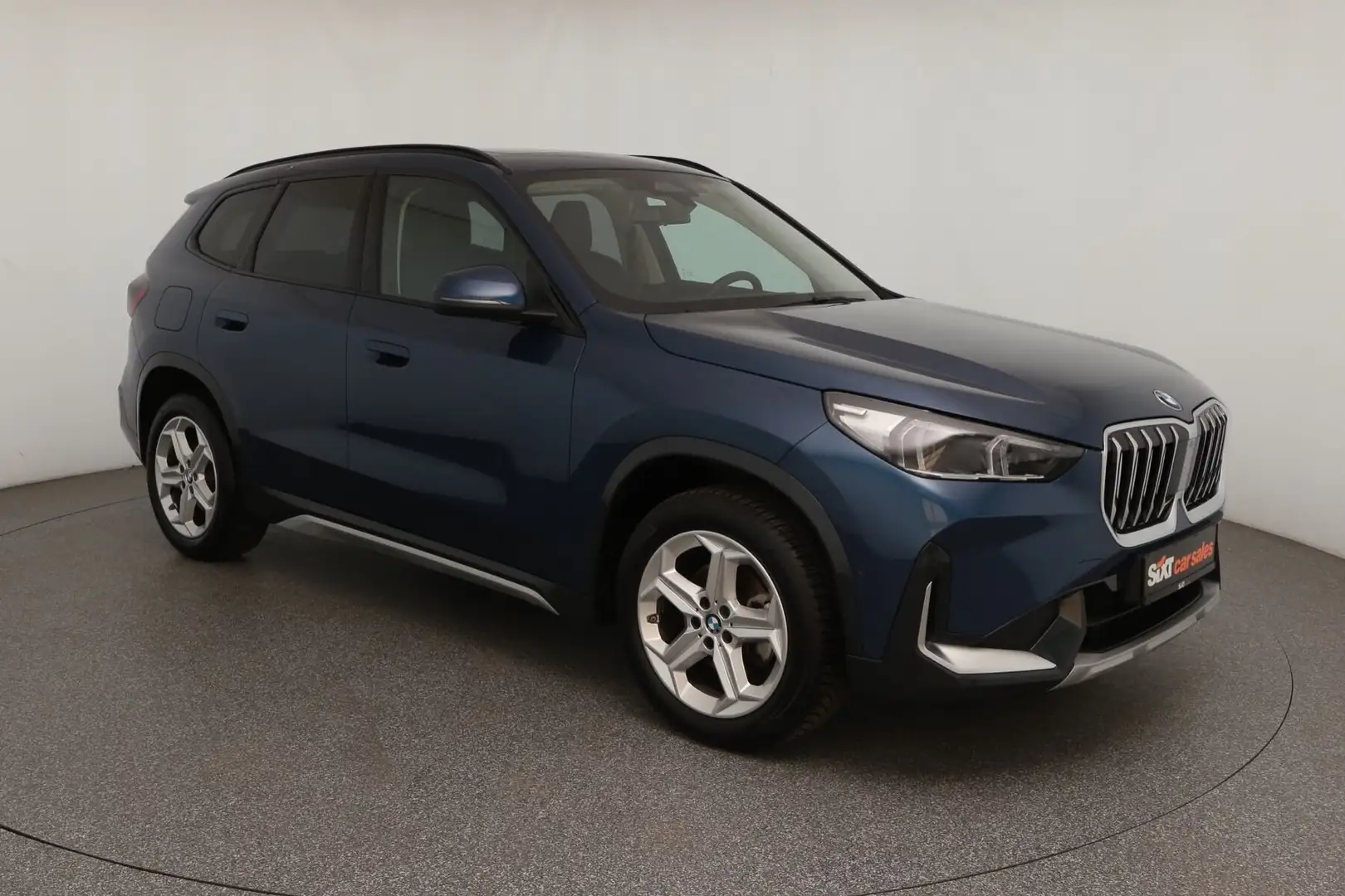 BMW X1 sDrive18i xLine PANO|ad.LED|SHZG|PDC+RFK|AHK Blau - 1