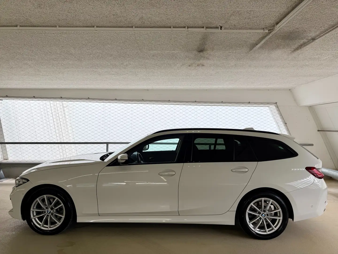 BMW 320 320dxDrive 1BESITZ*AHK*HCAM*ACC*TOTWINK*SPORTSITZ* Weiß - 2