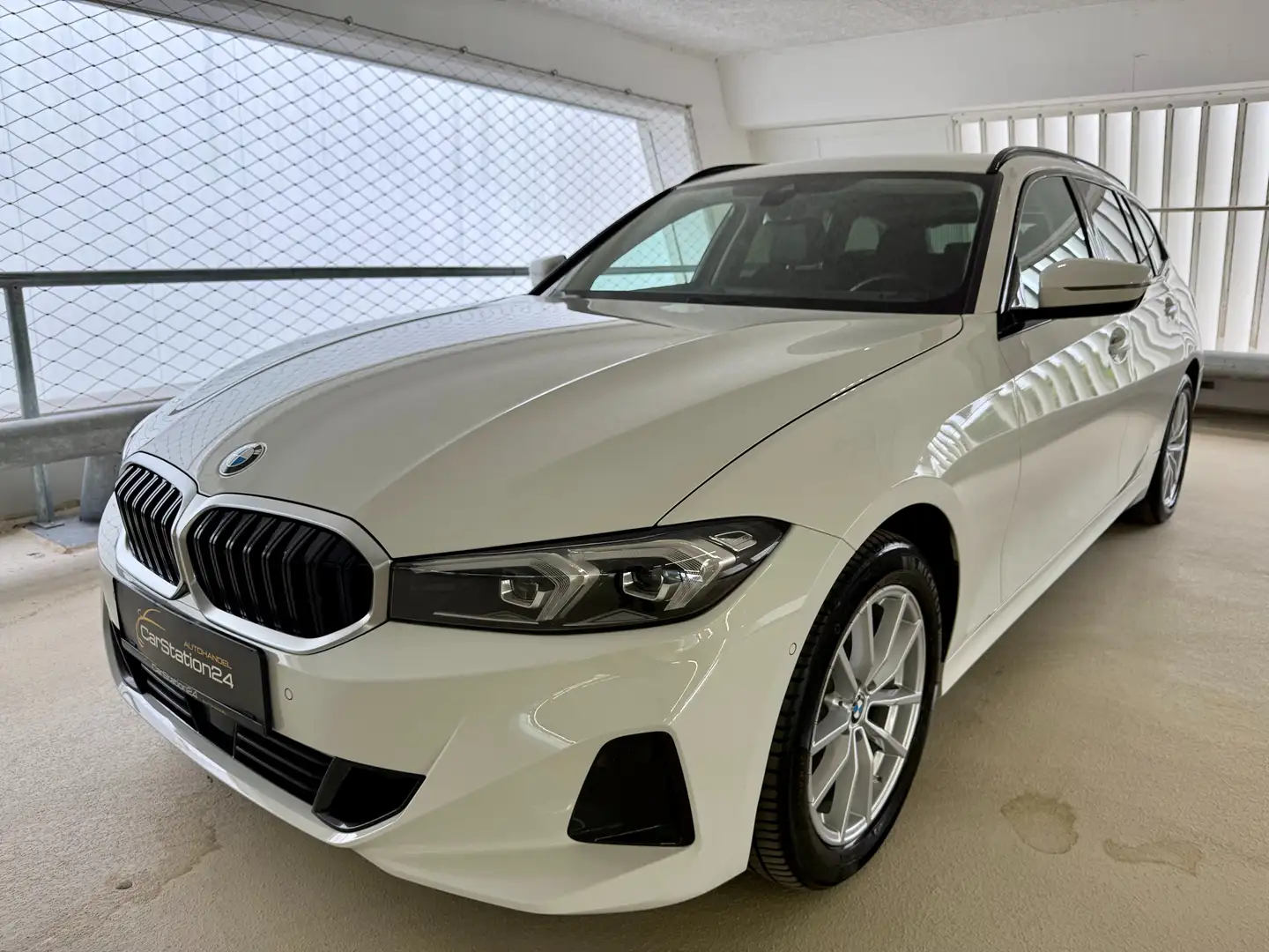 BMW 320 320dxDrive 1BESITZ*AHK*HCAM*ACC*TOTWINK*SPORTSITZ* Weiß - 1
