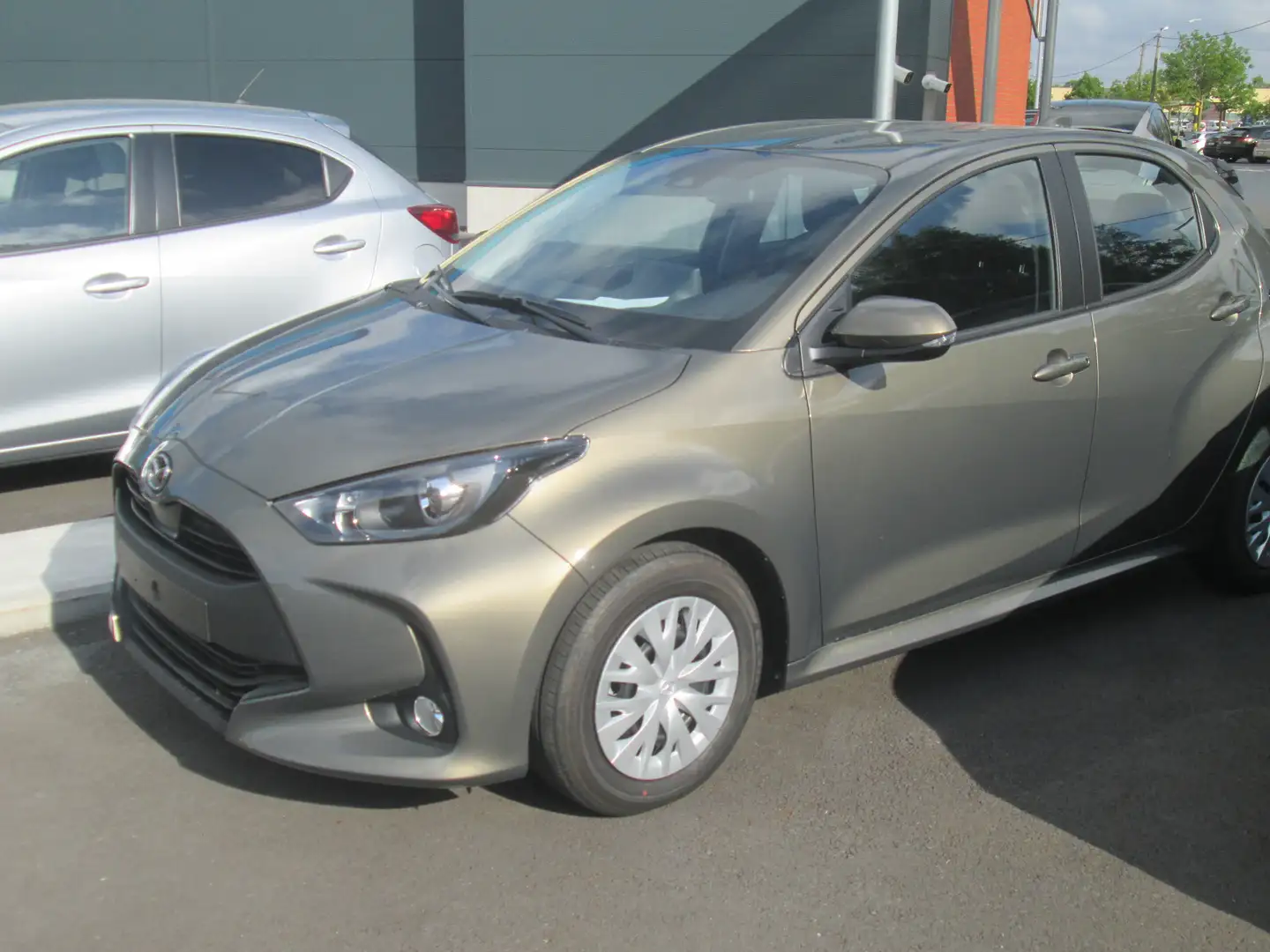 Mazda 2 Hybrid 1.5i VVT-i E-CVT Prime-Line Brun - 1