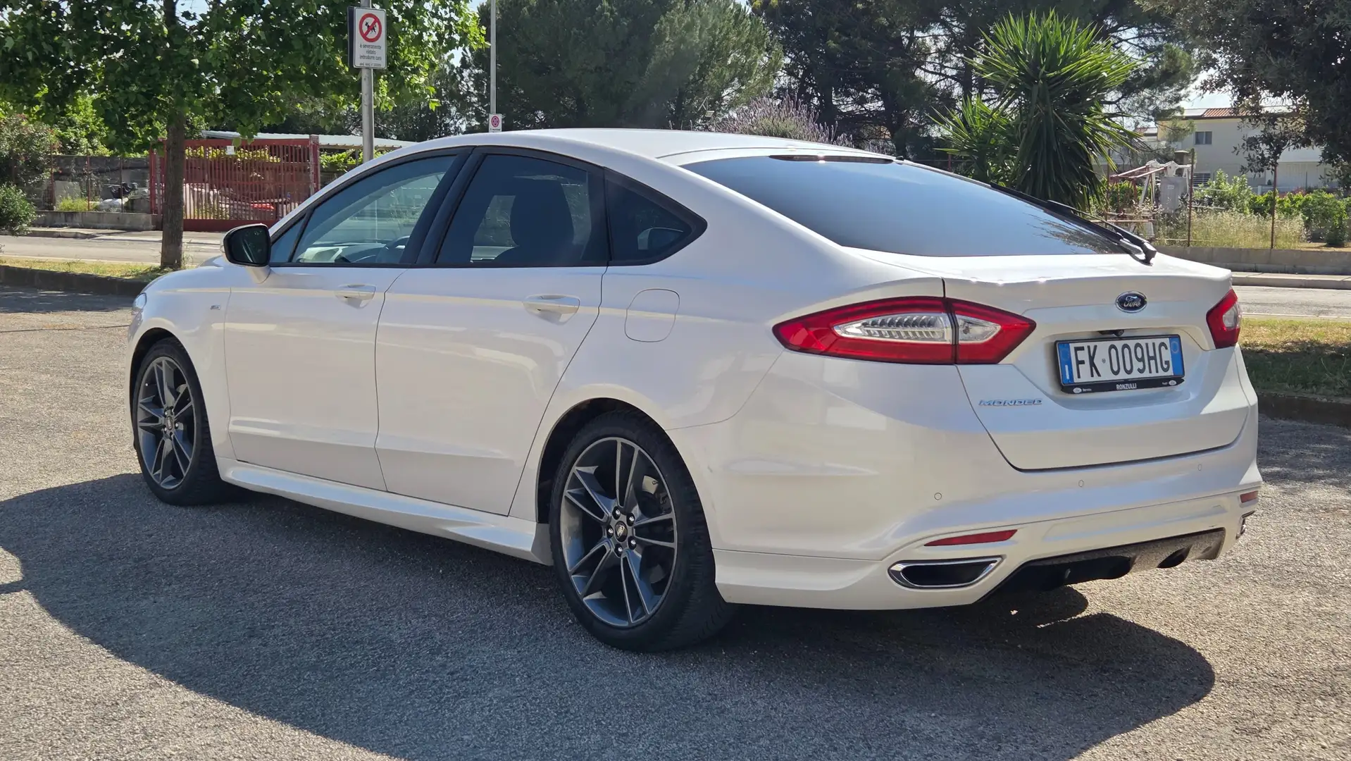 Ford Mondeo 4p 2.0 tdci ST LINE Blanc - 2