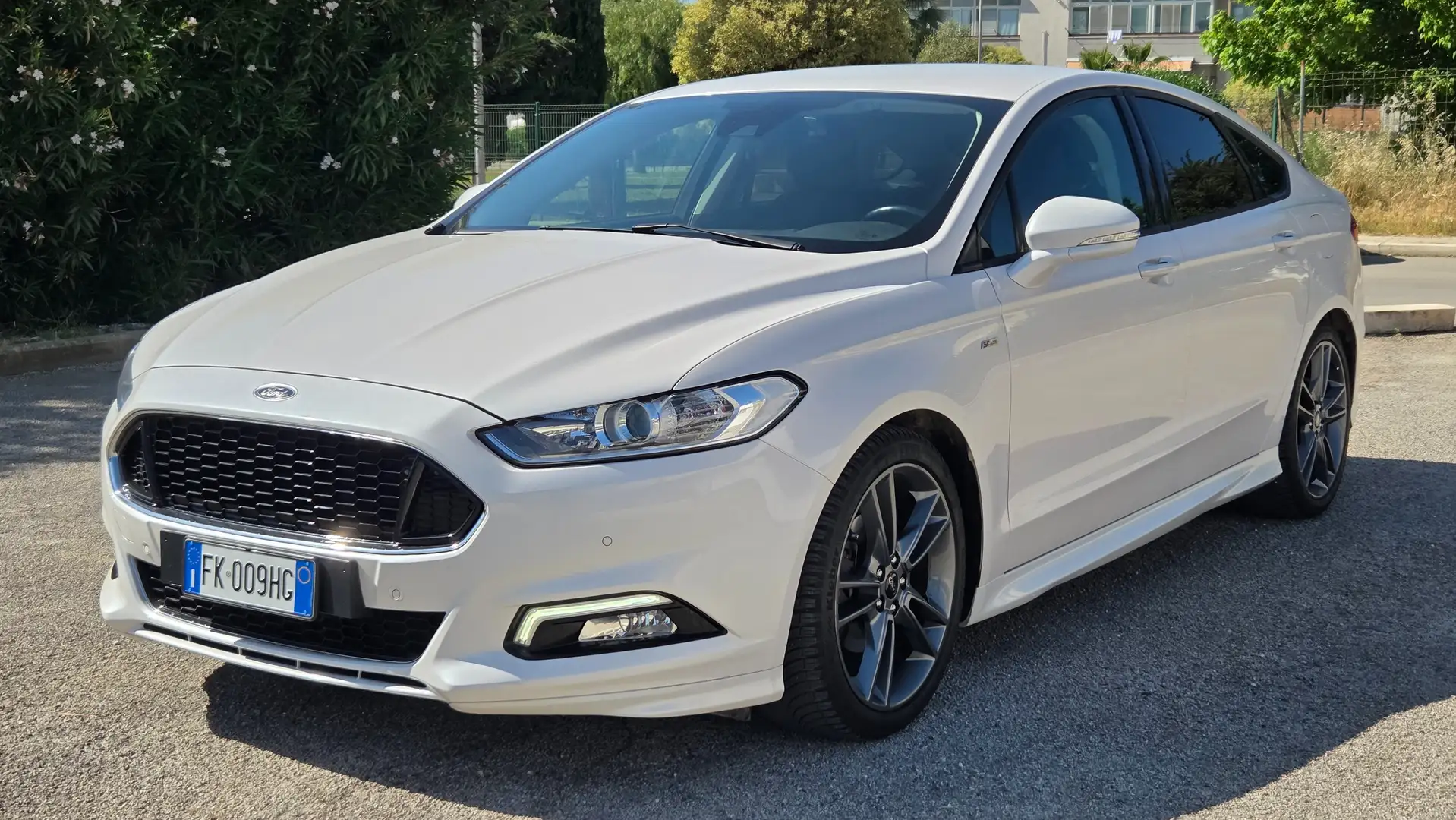 Ford Mondeo 4p 2.0 tdci ST LINE Blanc - 1