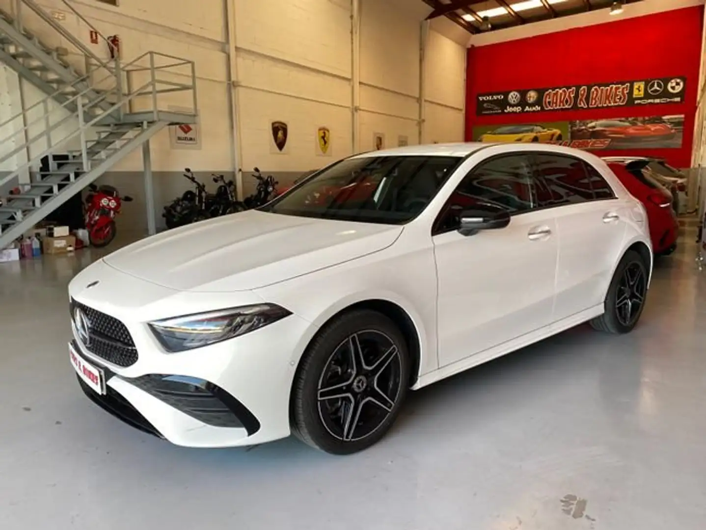 Mercedes-Benz A 250 e AMG LINE Blanc - 1