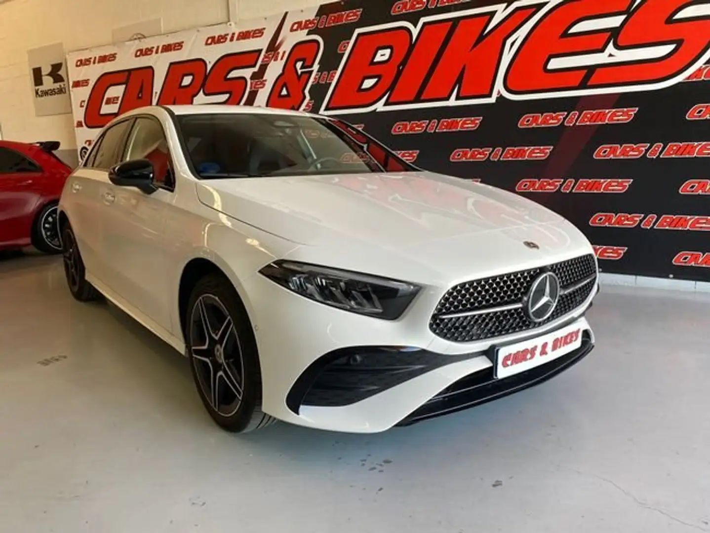 Mercedes-Benz A 250 e AMG LINE Weiß - 2