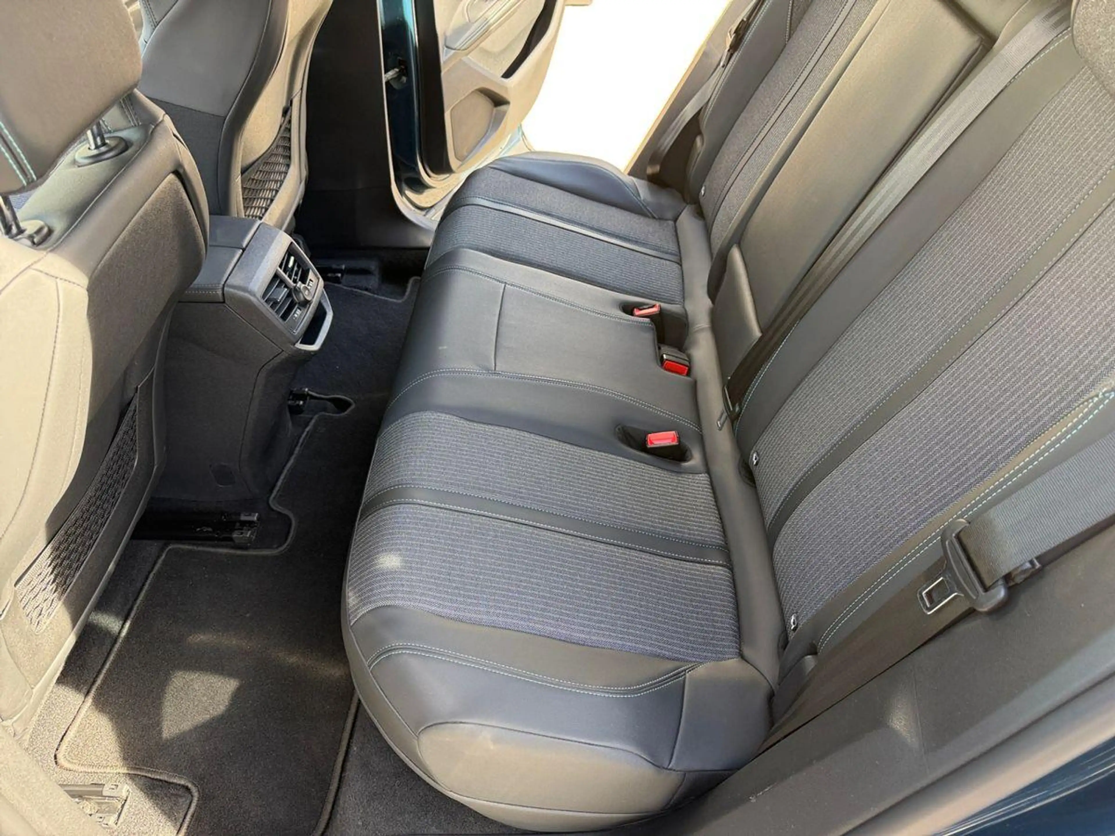 Peugeot 3008 Hybrid Allure LED/NAVI/SHZ/180°Kamera/Allwetter — photo 14
