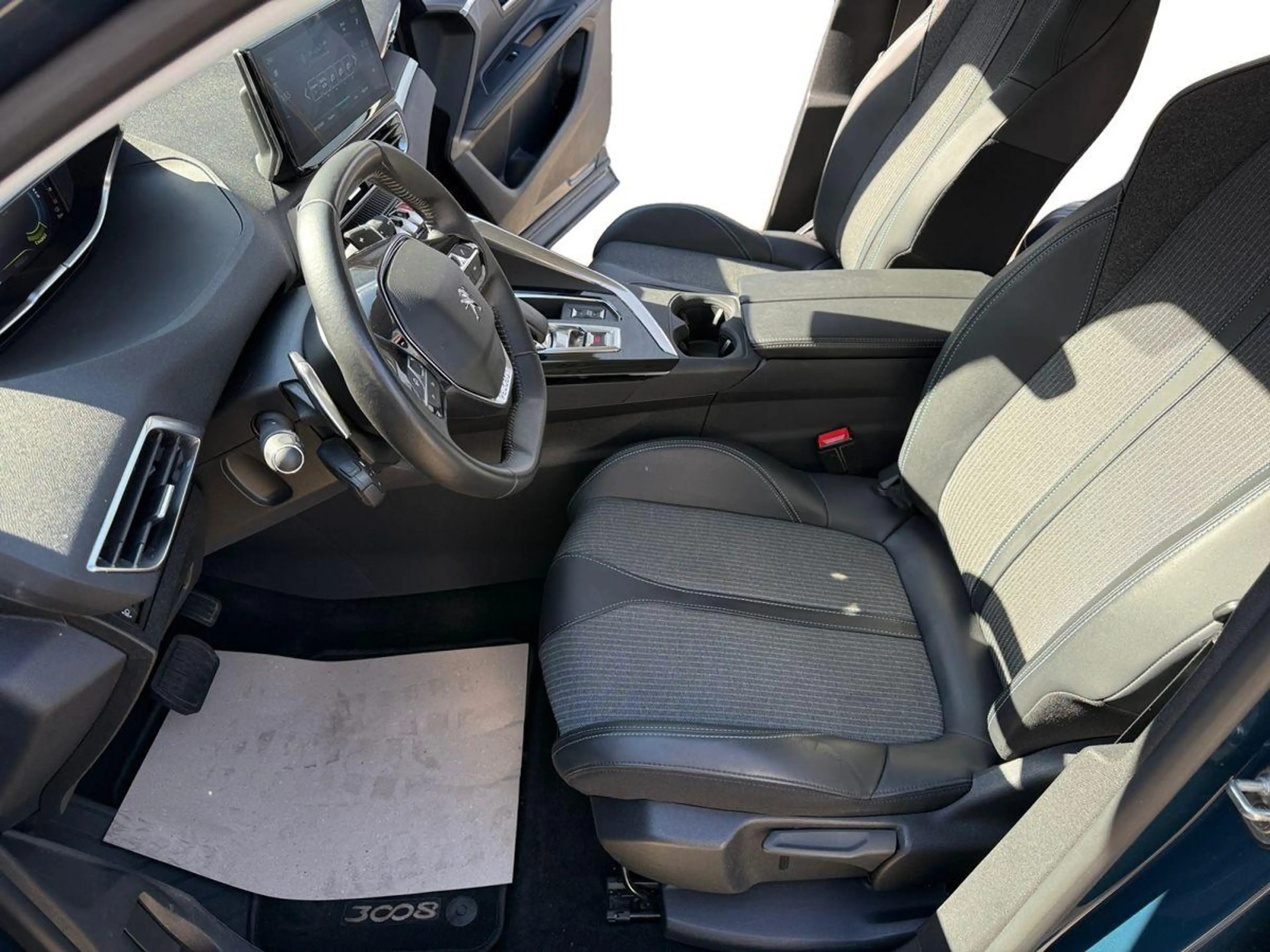 Peugeot 3008 Hybrid Allure LED/NAVI/SHZ/180°Kamera/Allwetter — photo 6
