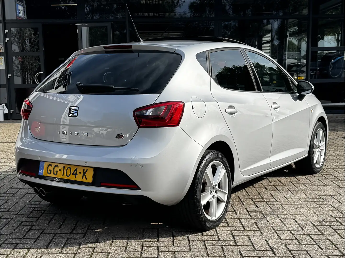 SEAT Ibiza 1.2 TSI FR Panoramadak/Xenon/Cruise/Navigatie Grijs - 2