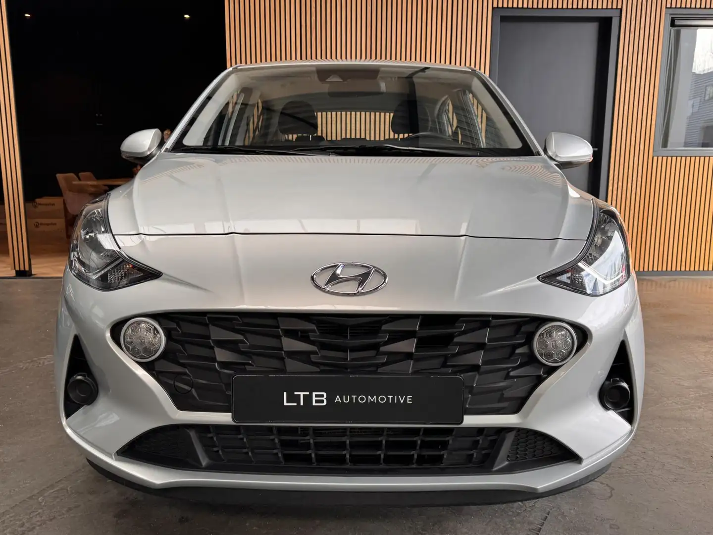 Hyundai i10 1.0 Comfort Automaat Carplay|PDC|Stoel/stuurverw.| Grau - 2