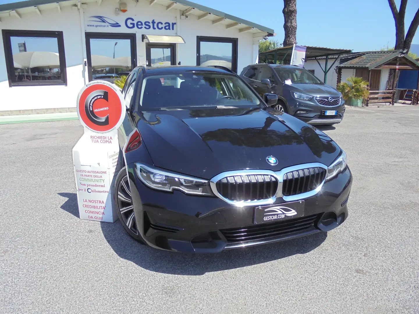 BMW 318 Touring 318d Touring mhev 48V Sport auto Negro - 2