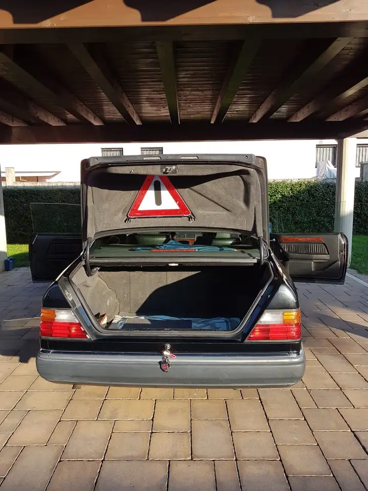 Mercedes-Benz 200 coupe colore nero, foto 3