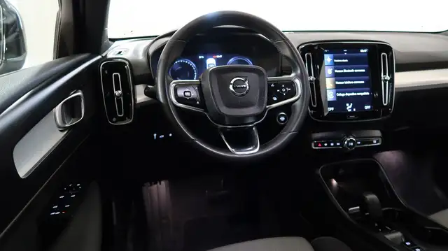 Volvo XC40 view 4